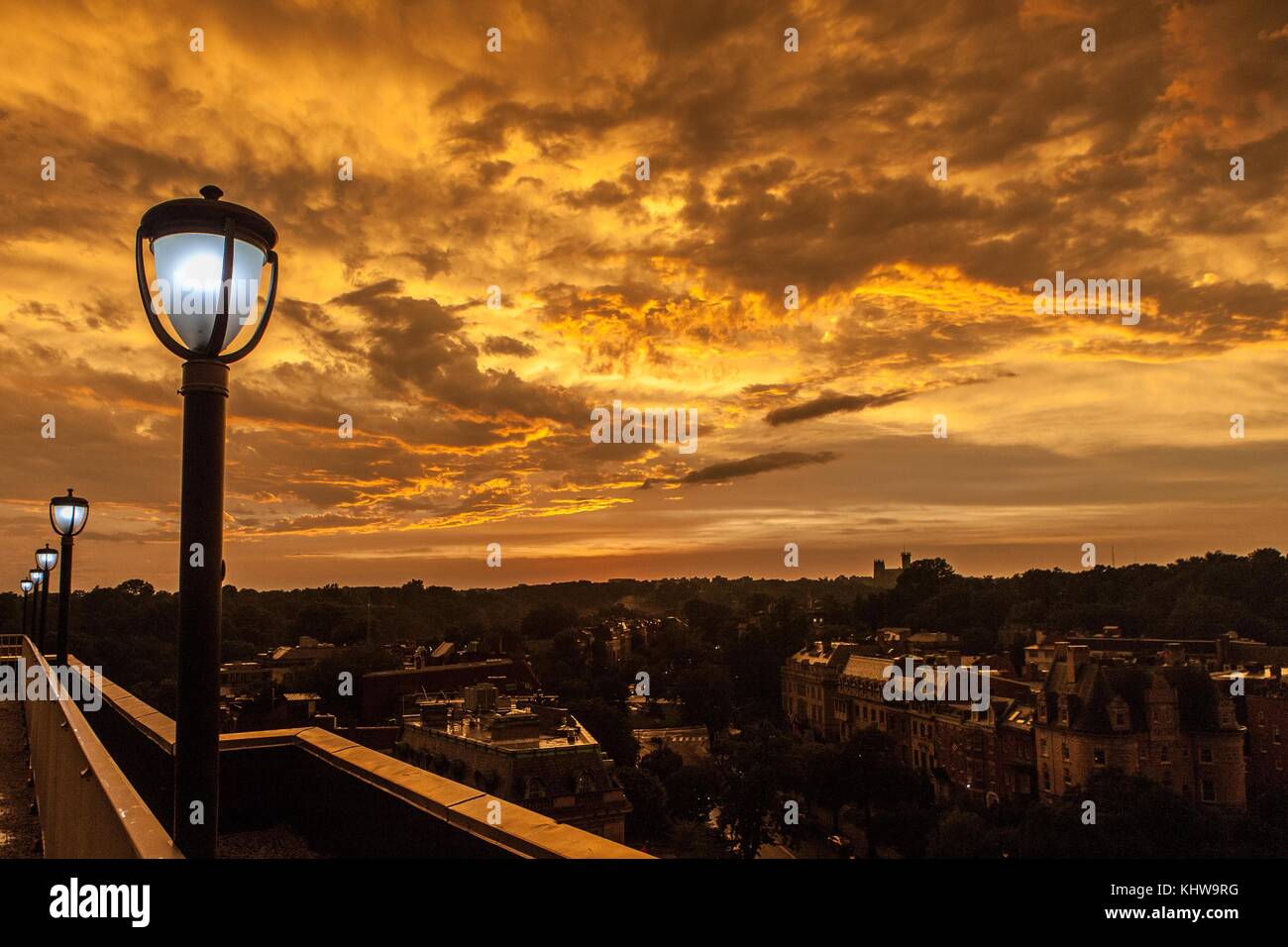 23 juin 2015 - Washingotn, District de Coumbia, USA - le ciel devient jaune au-dessus du quartier de Dupont Circle à Washington, DC après qu'une tempête estivale de "super cellule" a traversé. (Crédit image : © Alex Edelman via ZUMA Wire) Banque D'Images