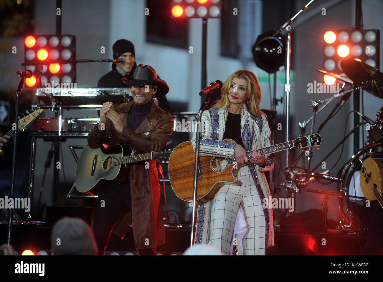 New York, USA. 17 novembre, 2017. Tim mcgraw et Faith Hill effectuer au cours de répétition quand ils jouent sur nbc's "aujourd' show du Rockefeller Plaza le 17 novembre 2017 à new york. Personnes : tim mcgraw, foi de crédit hil : hoo-me / smg/Alamy live news Banque D'Images