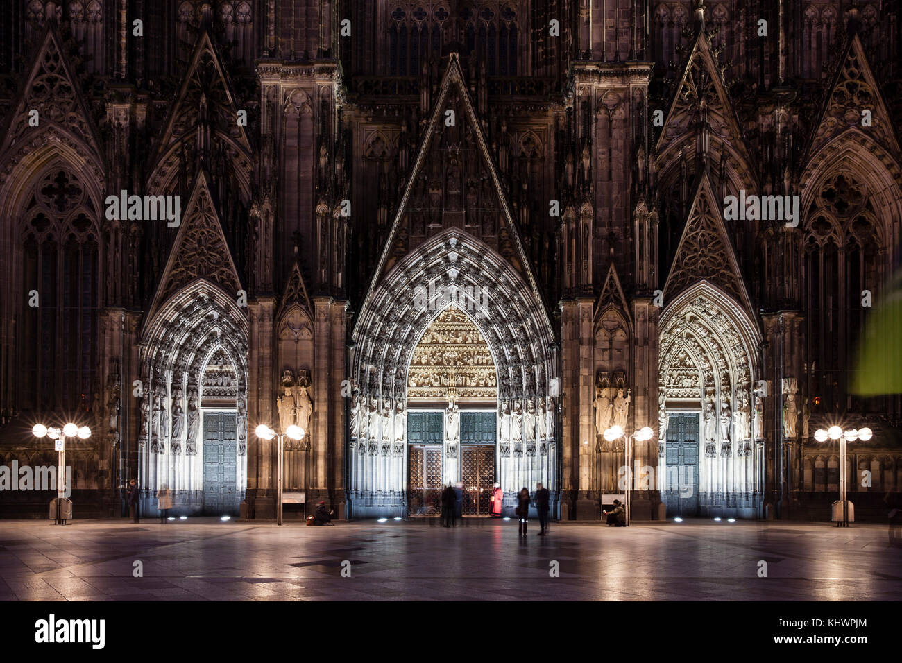 Allemagne, Cologne, la zone portail de la façade ouest de la cathédrale, au centre le portail principal, à gauche le portail nord ou portail Magi, sur Banque D'Images