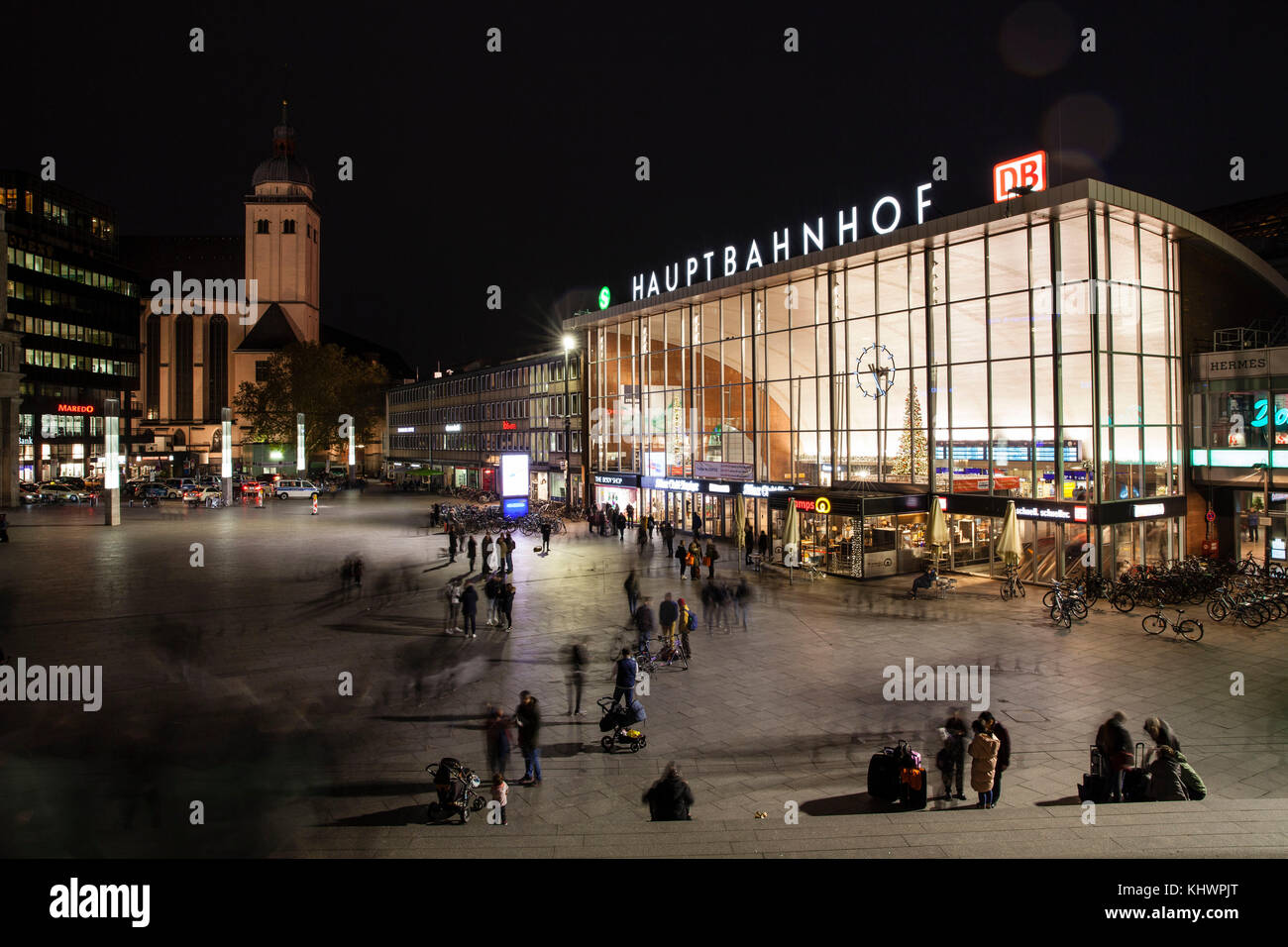 Allemagne, Cologne, la place en face de la gare principale, illuminée la nuit, église Saint Mariae Himmelfahrt. Deutschland, Koeln, der Bahnhofsvorpl Banque D'Images