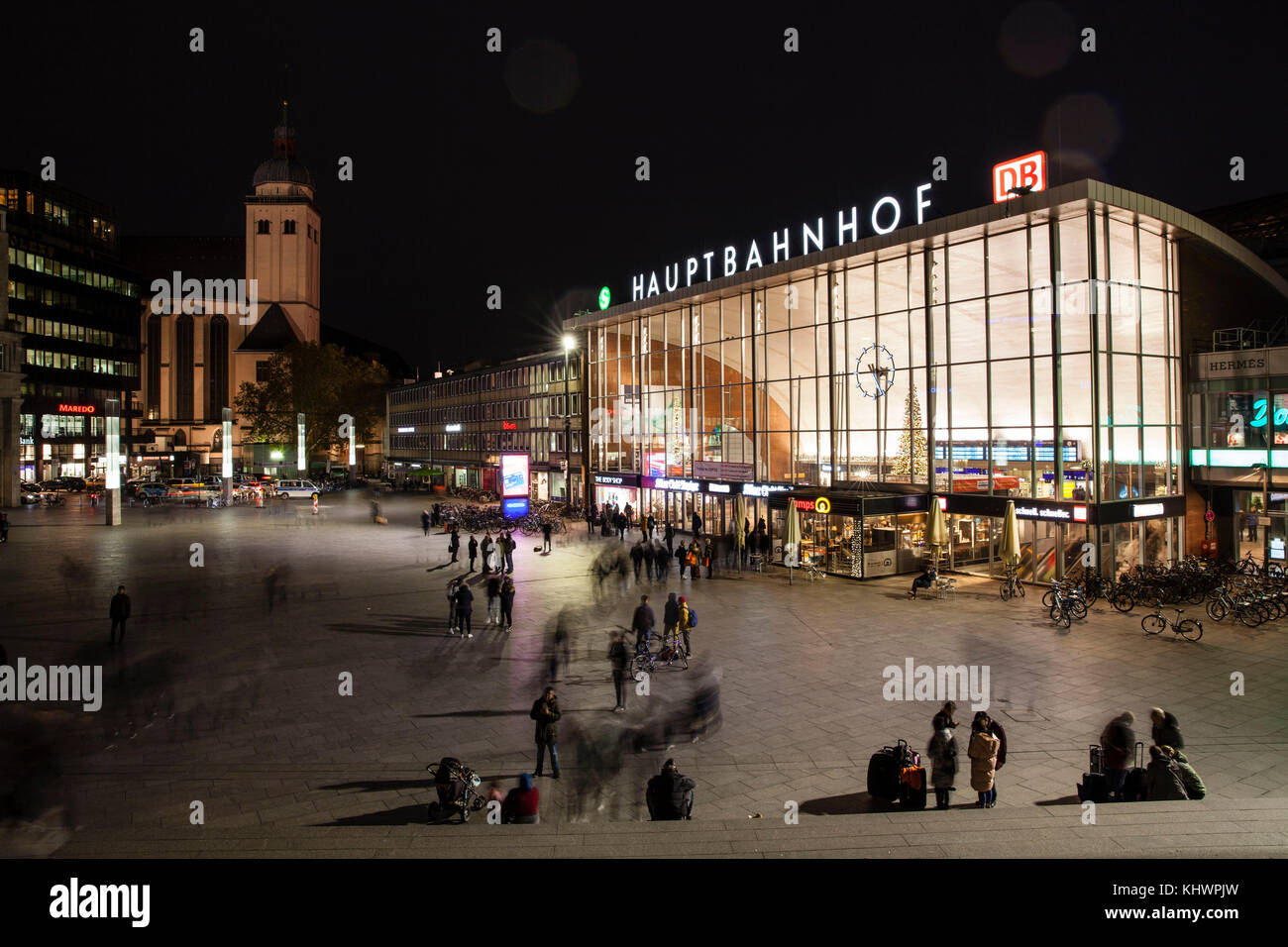 Allemagne, Cologne, la place en face de la gare principale, illuminée la nuit, église Saint Mariae Himmelfahrt. Deutschland, Koeln, der Bahnhofsvorpl Banque D'Images