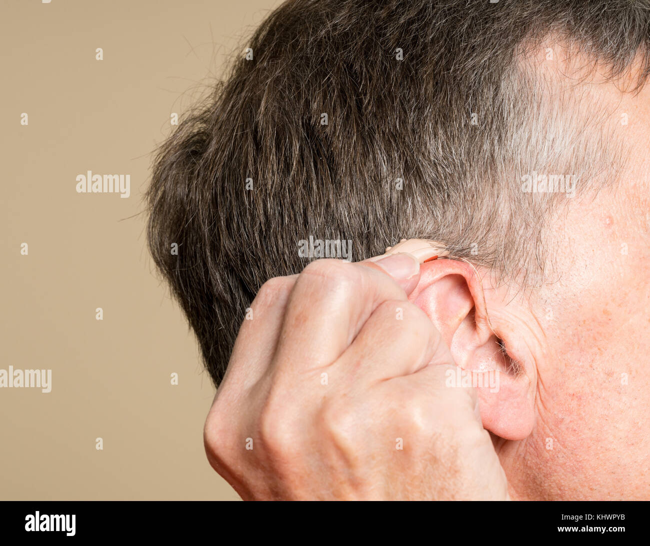 Gros plan d'une petite aide auditive moderne derrière l'oreille Photo Stock  - Alamy