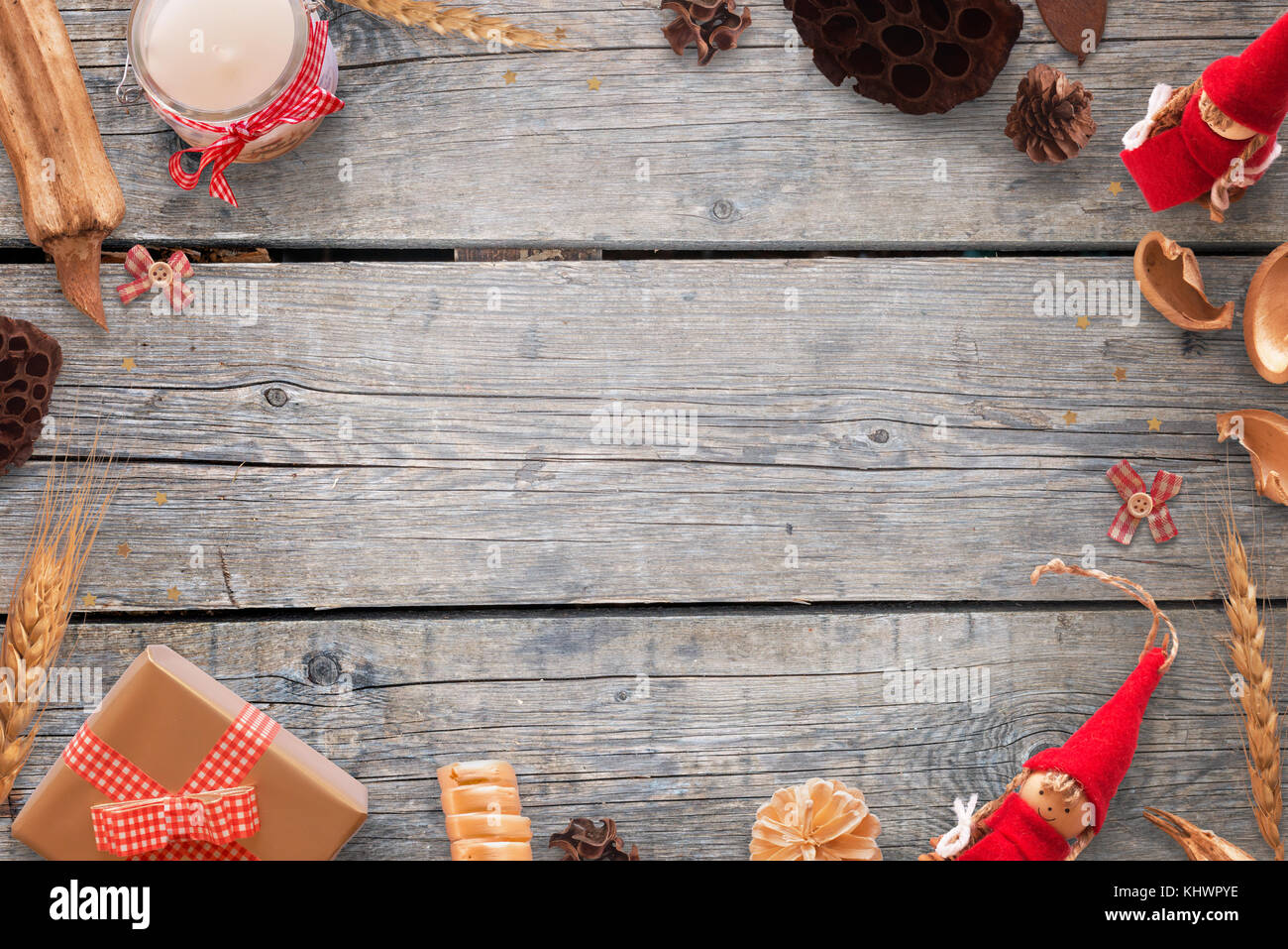 Couleur or et rouge décorations de Noël sur la table en bois. image de fond pour le texte. vue d'en haut. Banque D'Images