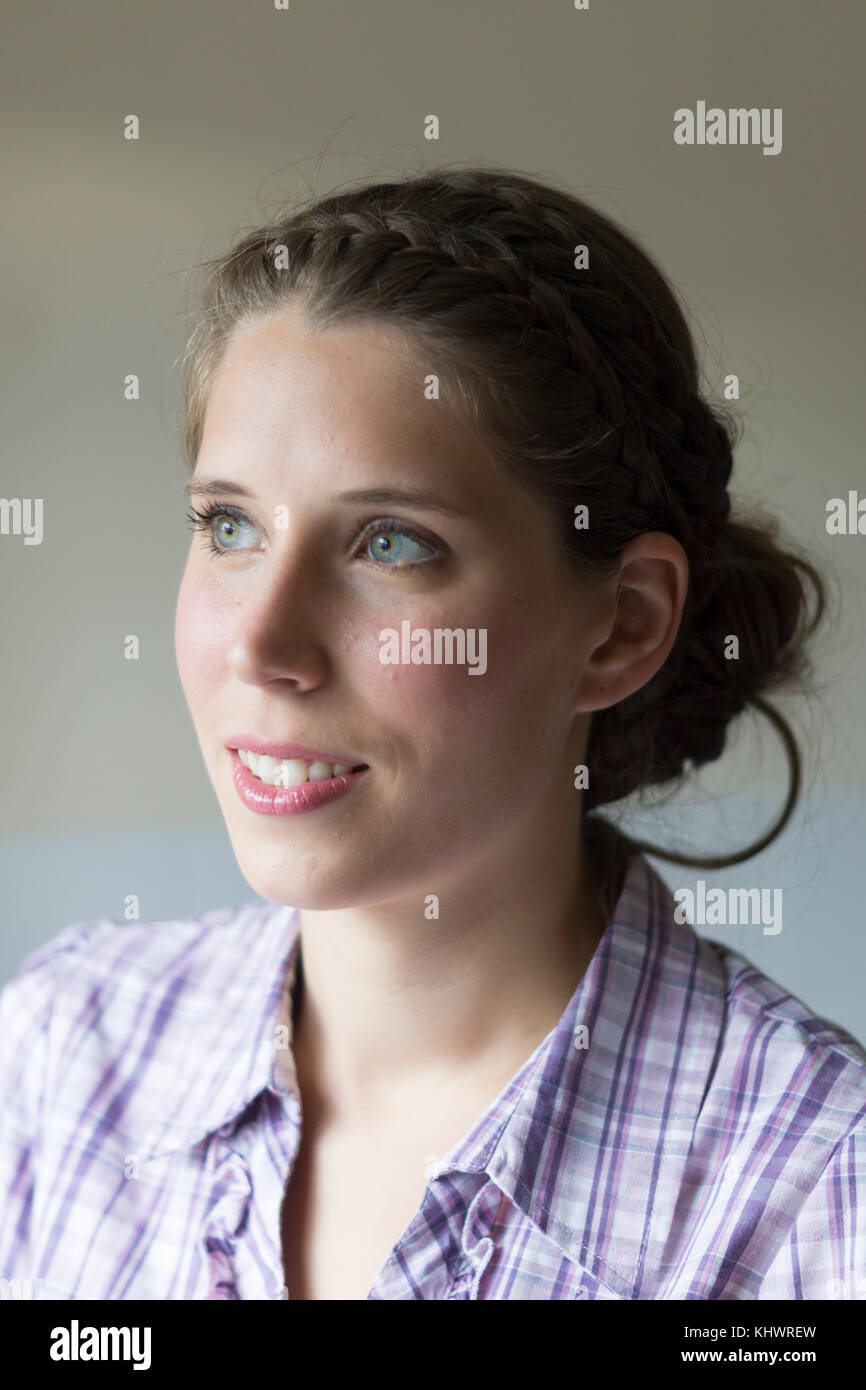 Une jeune femme dans la vingtaine avec des cheveux tressés et porter du maquillage en vue de se marier Banque D'Images