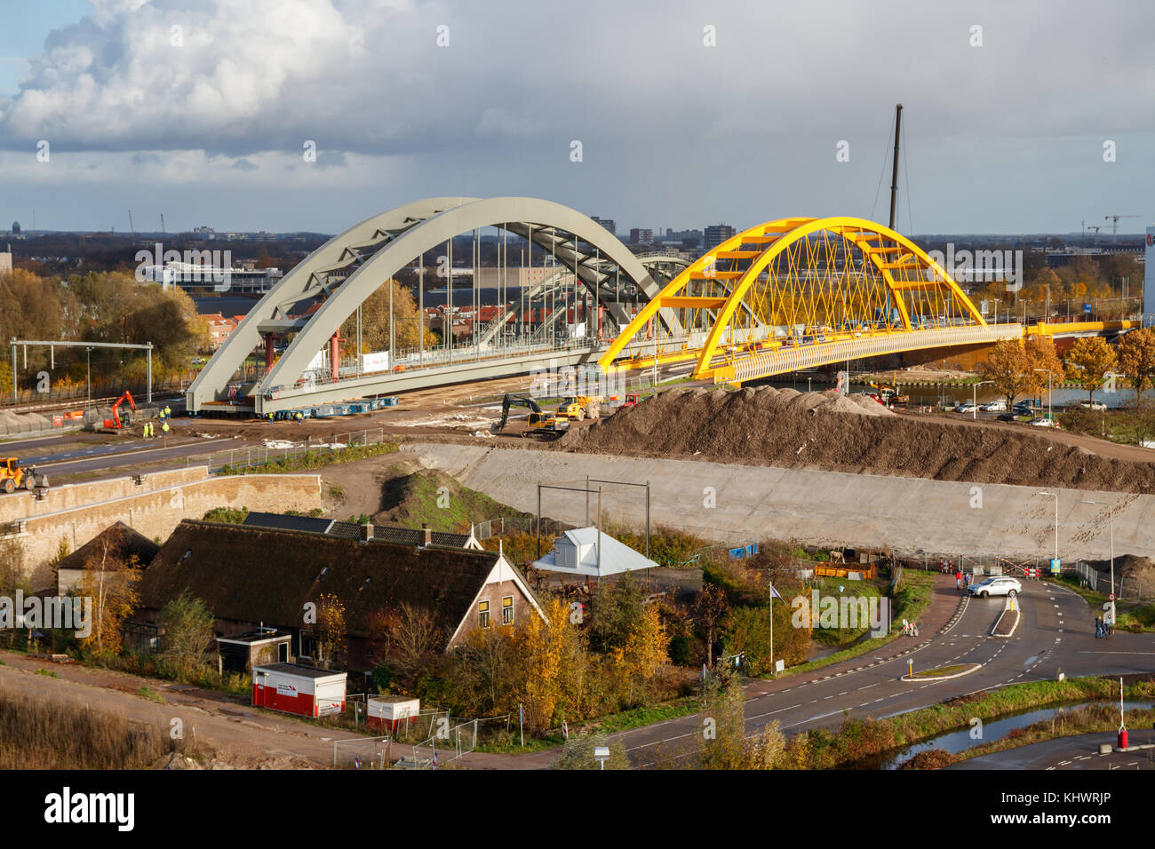 Site de construction de la nouvelle-Amsterdam canal Rhin pont de chemin de fer sous un ciel nuageux. Utrecht, Pays-Bas. Banque D'Images