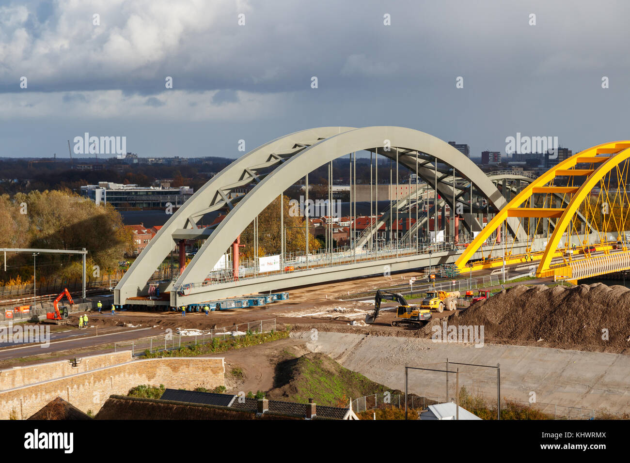 Site de construction du nouveau pont ferroviaire du Canal de Amsterdam-Rhine sous un ciel nuageux. Utrecht, Pays-Bas. Banque D'Images