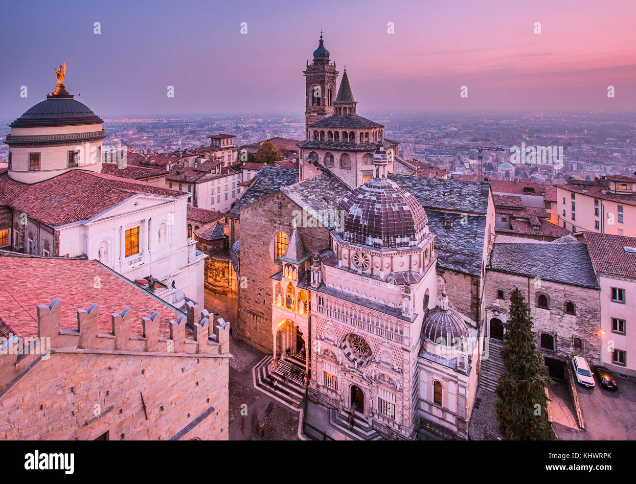 Vue depuis Campanone avec dôme à gauche et Cappella Colleoni/Basilica di Santa Maria Maggiore à droite, Bergame, Lombardie, Italie Banque D'Images