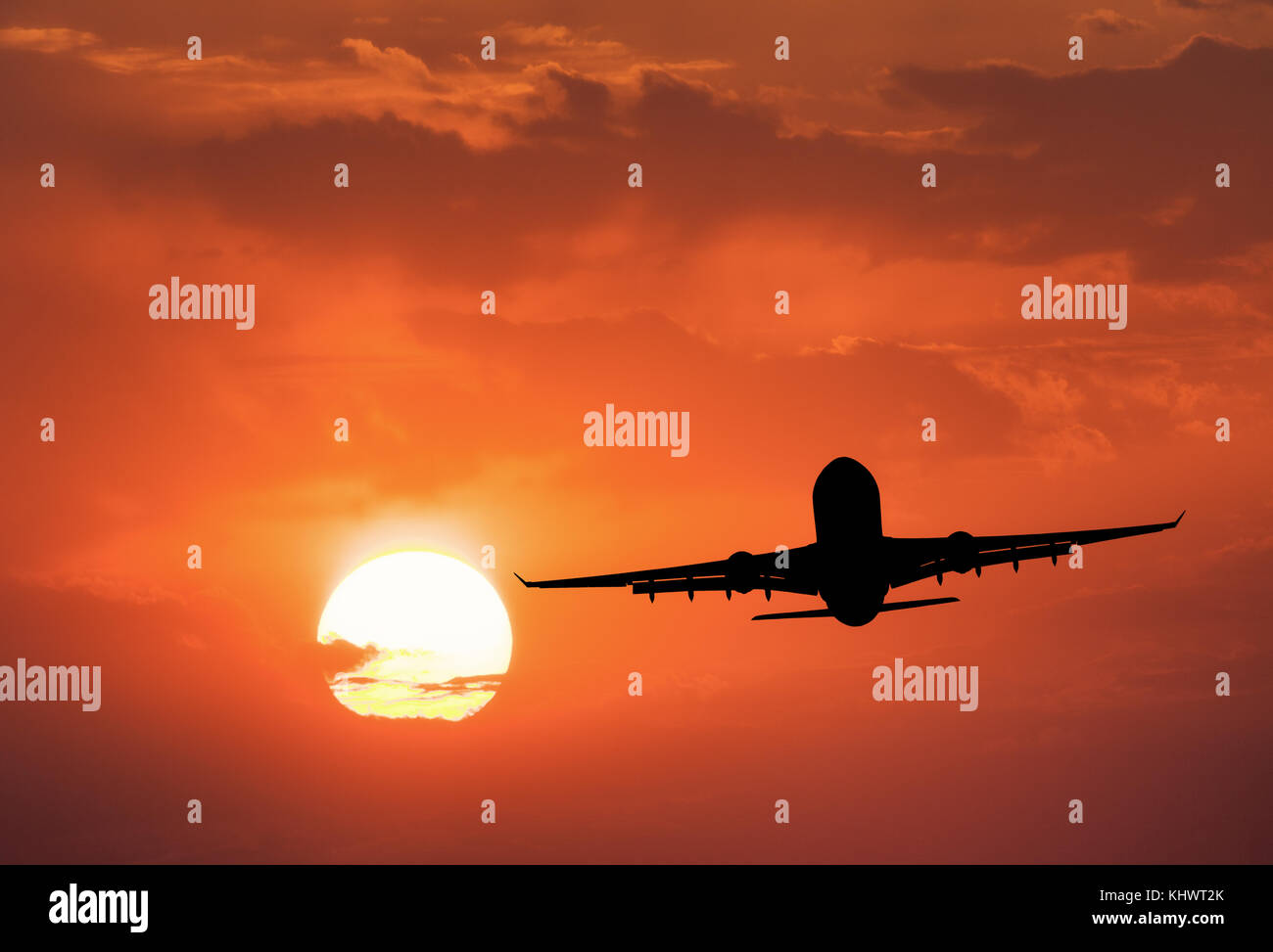 Silhouette de l'avion et du ciel avec soleil. Paysage avec un avion de passagers est volant dans le ciel avec des nuages au coucher du soleil. Billet d'arrière-plan. Pass Banque D'Images