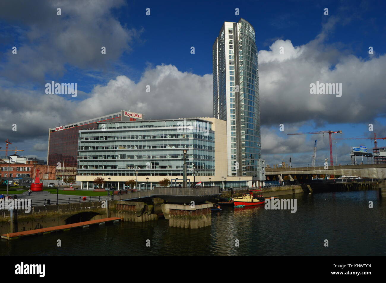 Obel tour avec river lagan et royal mail bâtiment Banque D'Images