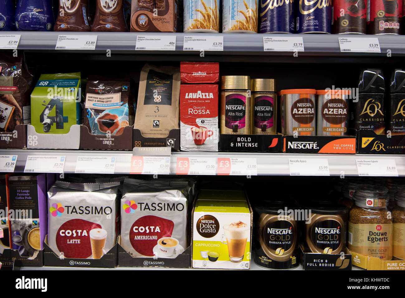 Café sur la vente sur une étagère dans un supermarché store. Banque D'Images