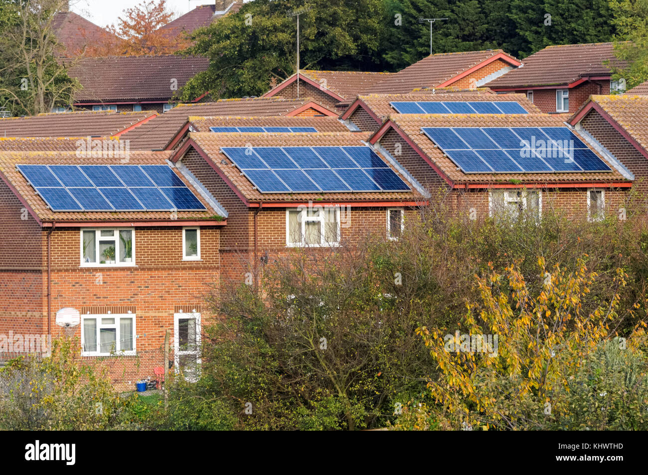 Maisons avec des panneaux solaires à Londres, Angleterre, Royaume-Uni, UK Banque D'Images