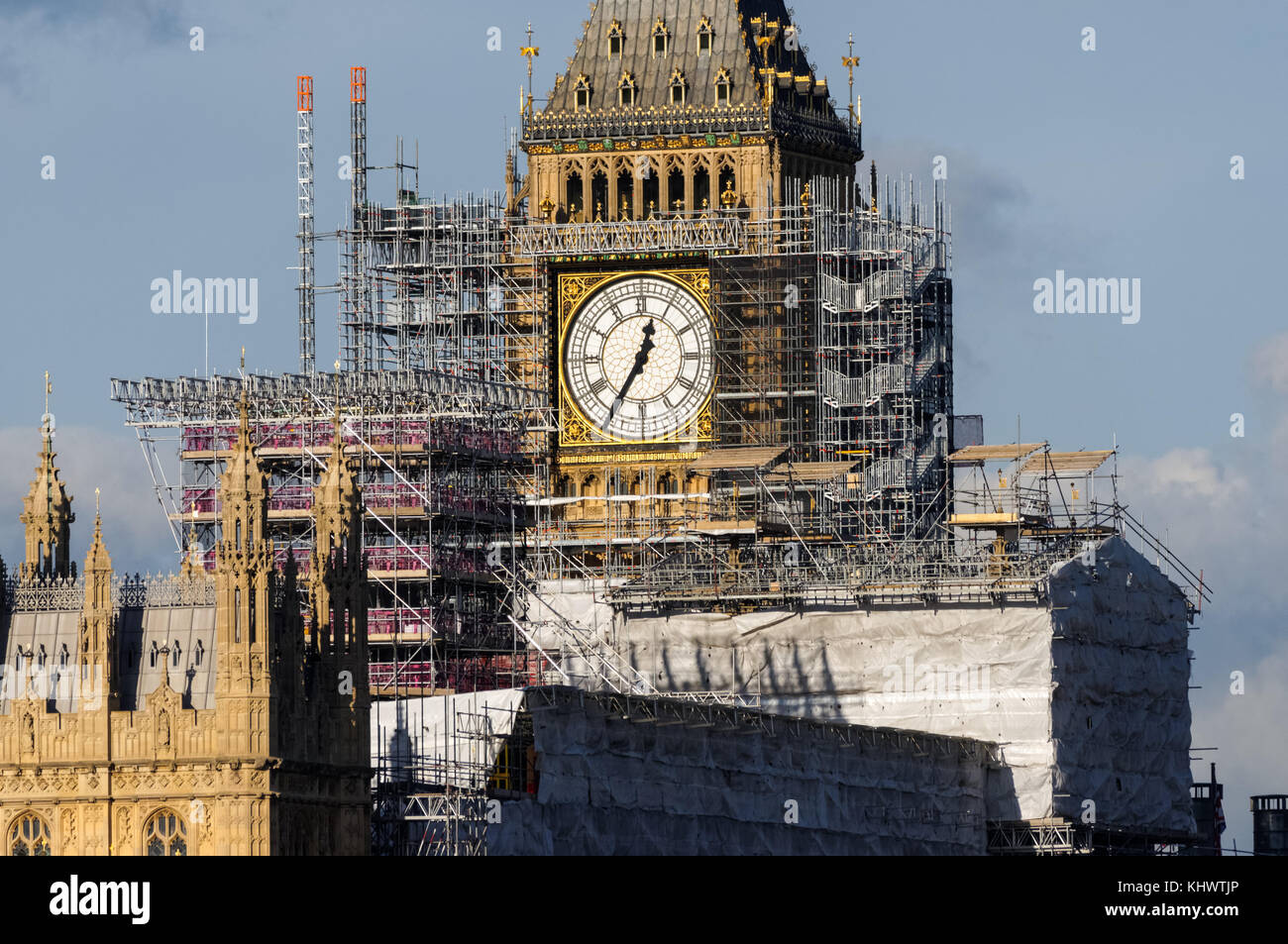Elizabeth Tower (Big Ben) et le Palais de Westminster couverts d'échafaudages pendant des travaux de maintenance, Londres Angleterre Royaume-Uni UK Banque D'Images