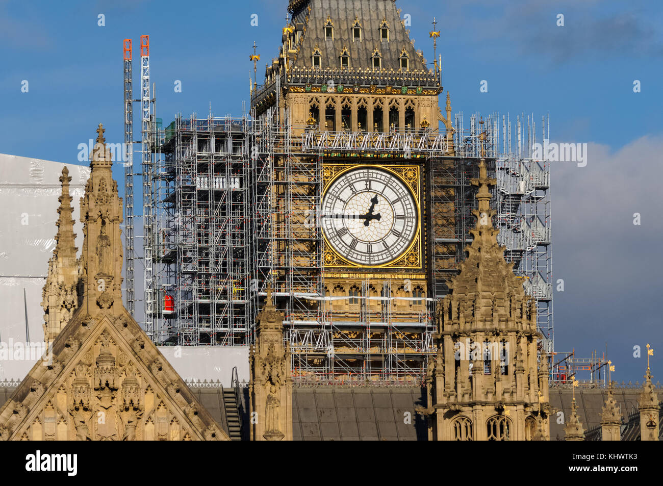 Elizabeth Tower (Big Ben) et le Palais de Westminster couverts d'échafaudages pendant des travaux de maintenance, Londres Angleterre Royaume-Uni UK Banque D'Images