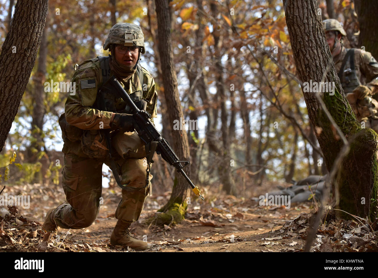 Au cours de la 8ème Armée sur le terrain par les experts 2017 Badge médicaux semaine de familiarisation à base de guerrier, République de Corée, la CPS. Andrew Kramer, un infirmier affecté à la 2e Brigade blindée de l'équipe de combat, 1er régiment de cavalerie (en ce moment joint en tant qu'une unité de rotation dans la 2e Division d'infanterie, ROK/US) permet la Division combinés lane essai sous l'œil attentif d'une niveleuse, Novembre 11, 2017. Kramer a été l'un des 139 candidats qui ont tenté de gagner le badge à 24 jours de l'événement. (U.S. Photo de l'armée par le RCIP U Pak, libéré) Banque D'Images