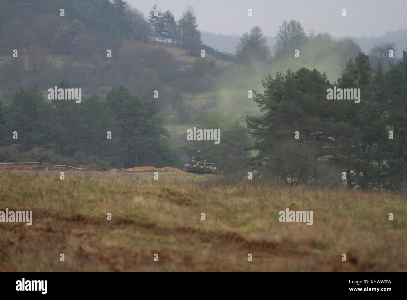 Les forces opposées rester près de la ligne des arbres afin d'flank 2e Brigade blindée, 1re Division d'infanterie dans une bataille au cours de l'esprit alliée à la 7e VII L'instruction de l'Armée de la commande de formation, Allemagne Zone Hohenfels, 30 octobre au 22 novembre 2017. Spirit est un allié de l'armée américaine l'Europe-dirigé, 7ATC-mené un exercice multinational série désignée pour développer et améliorer l'interopérabilité de l'OTAN et de la préparation. Banque D'Images