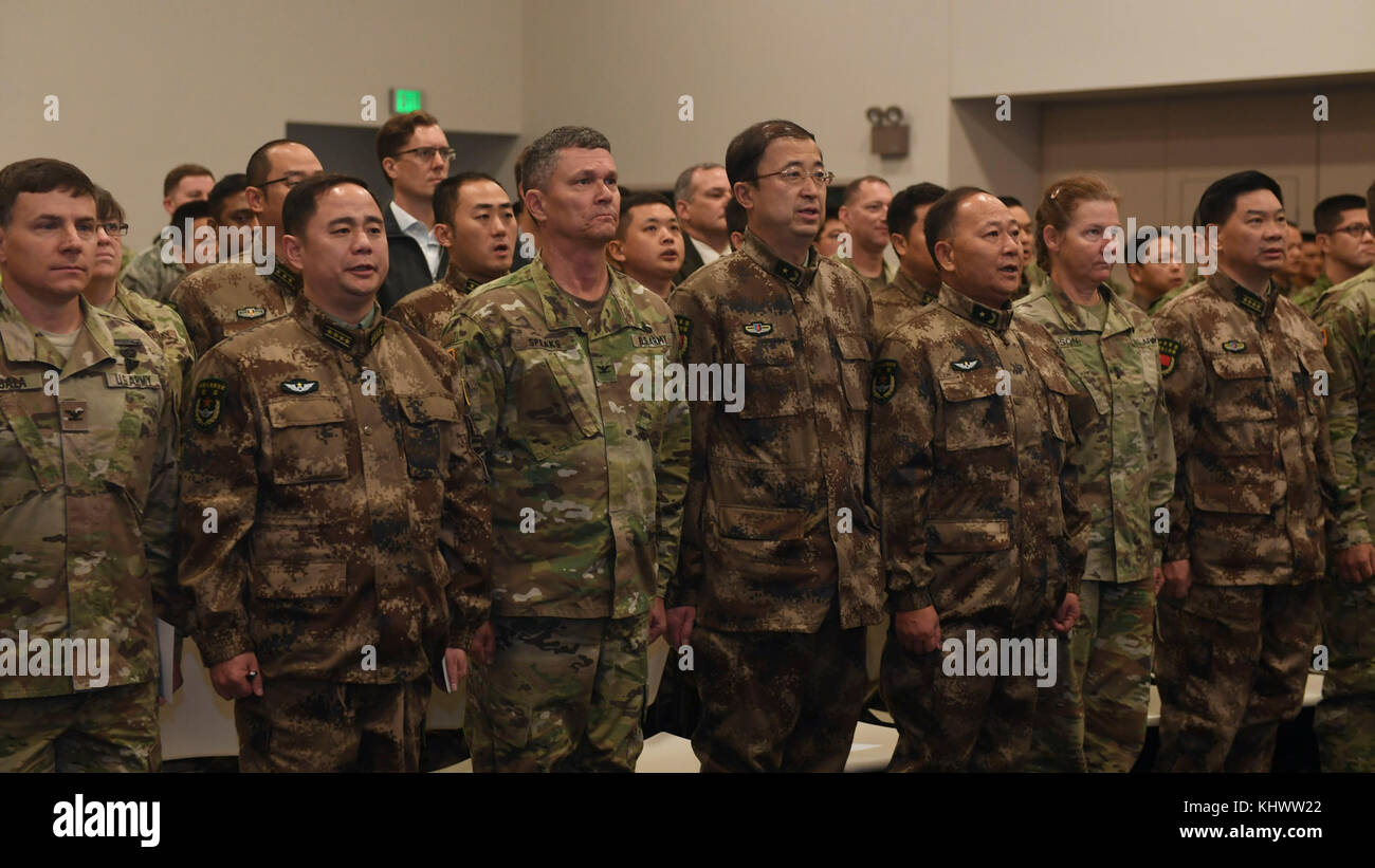 Les participants chantent durant la cérémonie d'ouverture de la Chine aux États-Unis 2017 - Échange de la gestion des catastrophes au Camp Rilea, Ore., 16 novembre 2017. L'assemblée annuelle du Pacifique de l'armée des États-Unis (USARPAC) événement de la coopération en matière de sécurité avec l'Armée populaire de libération (APL) est une occasion de partager les enseignements tirés afin d'accroître la capacité de réagir aux catastrophes naturelles dans la région du Pacifique. (U.S. Air Force photo de Nathan H. Barbour) Banque D'Images