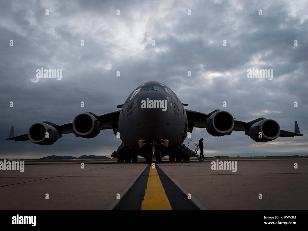 Un membre de l'équipe avec le 97e Groupe d'entretien quitte un C-17 Globemaster III au cours de l'exercice trimestriel Altus (ALTEX), Novembre 16, 2017 à la base de la Force aérienne Altus, Okla. ALTEX Le programme a été créé afin d'élargir les possibilités d'enrichissement de l'instructeur et l'exposition à des scénarios tactiques réalistes et émergents. Ce programme crée des possibilités d'enrichissement C-17 pour la formation des instructeurs, parti permanent C-17 Exigences de formation Cours de formation de professeurs, KC-135 Stratotanker et C-17 à l'Ecole de l'USAF, préparation et formation La formation de combat pour KC-135 partie permanente des instructeurs. L Banque D'Images