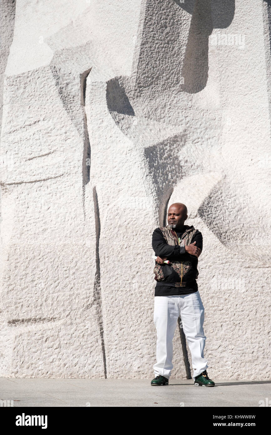 African American man imitant Martin Luther King posent devant Martin Luther King Memorial, par artiste Lei Yixin, Washington, D.C., USA. Banque D'Images