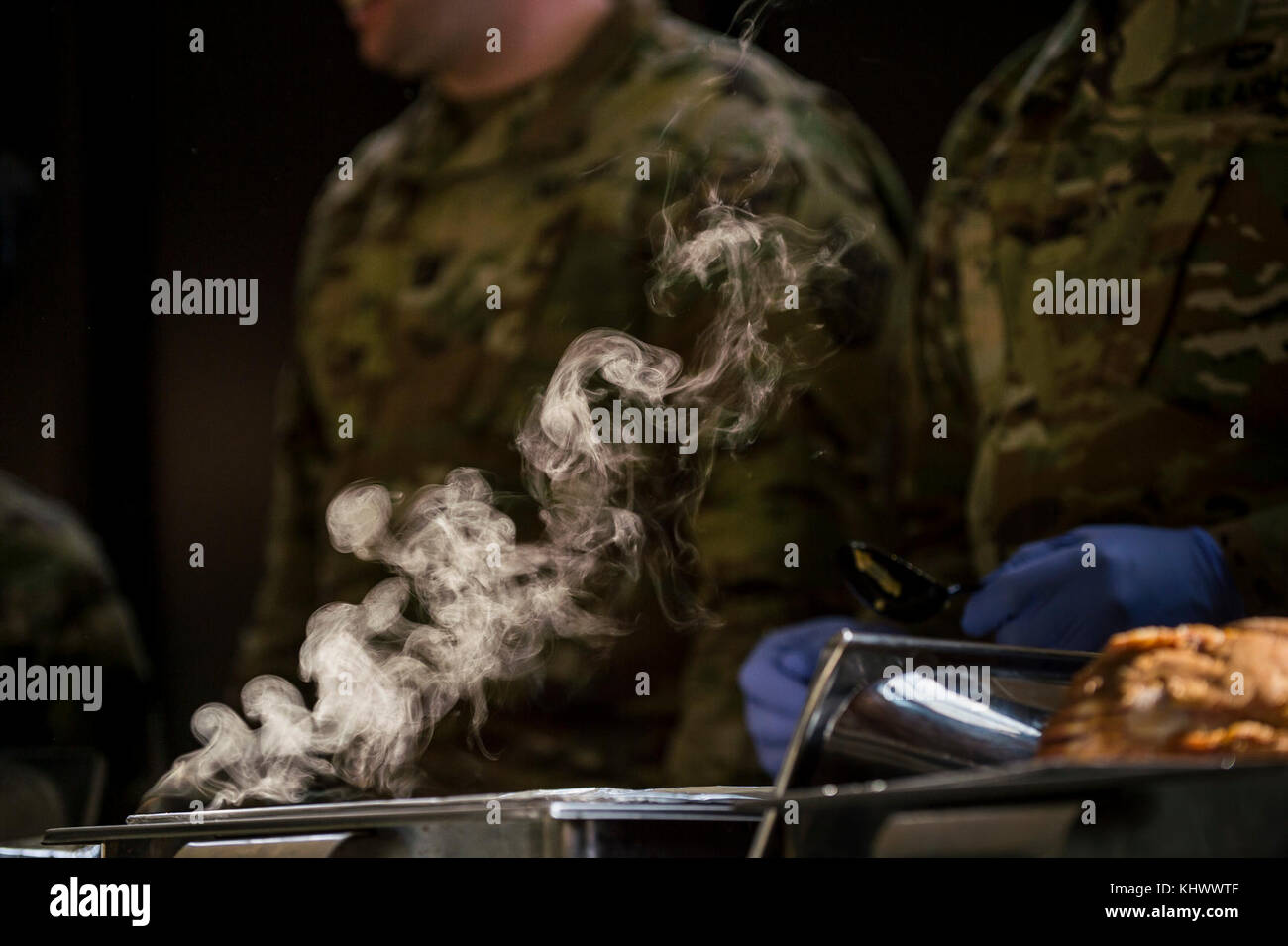 Des soldats de la réserve de l'armée américaine et le personnel civil à temps plein à partir de la 200ème Commande de la Police militaire se rassemblent pour leur déjeuner annuel grâce à leur quartier général de commandement à Fort Meade, Maryland, le 17 novembre 2017. Le Sgt commande. Le major Craig Owens, le 200e MP's command sergeant major, d'Atlanta, Georgie, a ouvert le déjeuner en discutant de l'importance de la fraternité et de l'unité, en particulier à l'approche de cette saison de vacances. (U.S. Réserve de l'armée photo par le Sgt. Michel Sauret) Banque D'Images