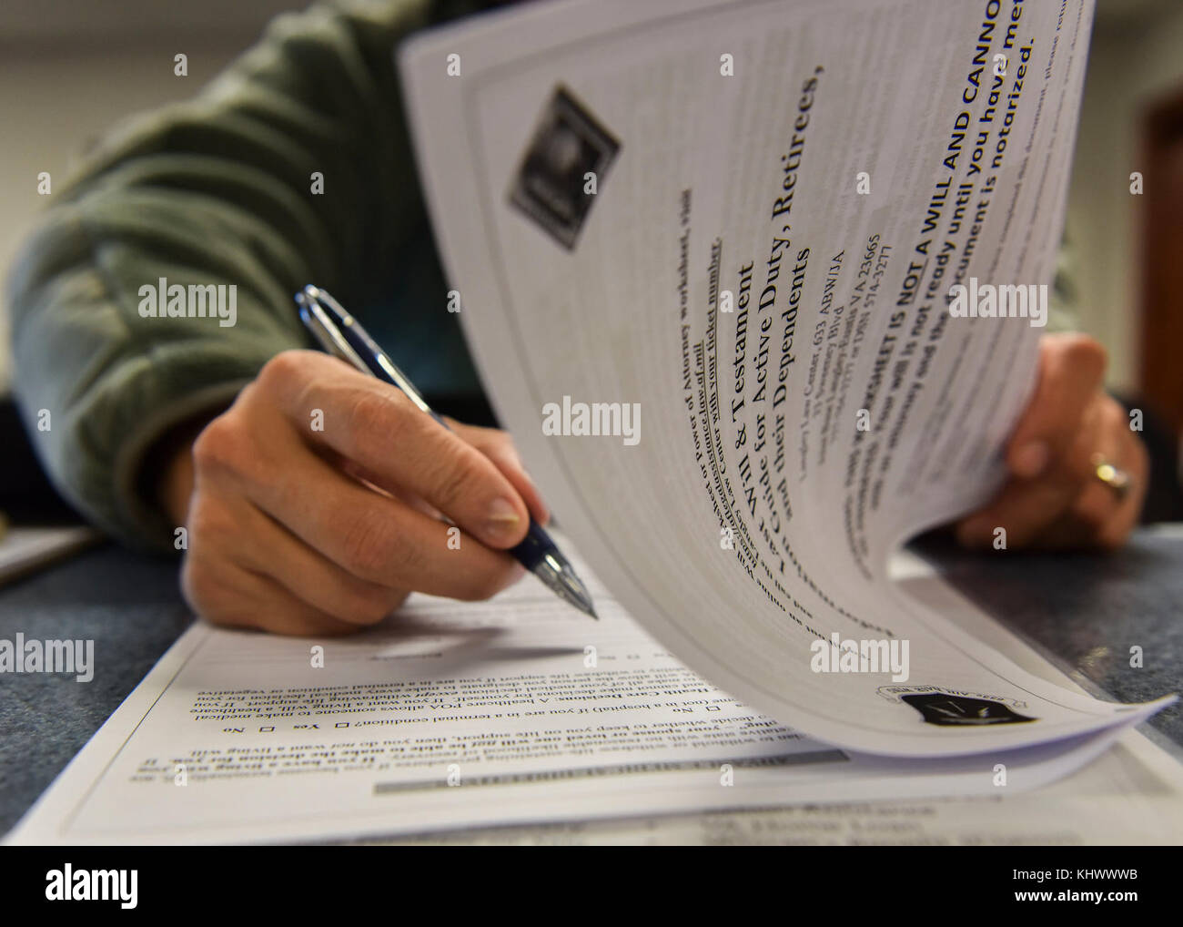 Le Langley Bureau juridique peut aider à la rédaction de testaments et de légaliser et de puissance d'avocats. Les clients doivent prendre un rendez-vous pour les testaments, mais le pouvoir des procureurs sont sur base de plain-pied. (U.S. Air Force photo par un membre de la 1re classe Alexandra Singer) Banque D'Images