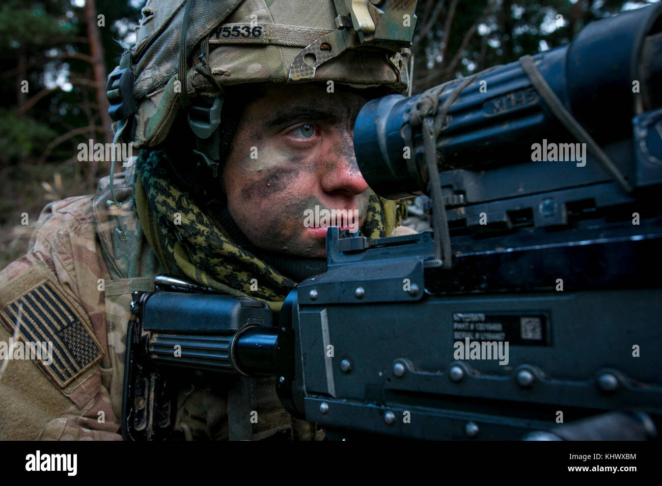 Un soldat affecté au 2e Bataillon, 70e Régiment d'armure, 2e équipe de combat de la Brigade blindée, 1re Division d'infanterie de fort Riley, Kansas scanne le terrain sur les sites de son mitrailleuse M-249 le 18 novembre 2017 lors d'un événement d'entraînement Allied Spirit VII à Grafenwoehr, en Allemagne. L'armée américaine, avec ses alliés et ses partenaires, continue de forger une présence dynamique avec un puissant réseau terrestre qui simultanément dissuade l'agression et assure la sécurité de la région. Environ 3,700 membres de service de 13 nations se sont rassemblés dans la zone d’entraînement Hohenfels du 7e Commandement de l’instruction de l’Armée de terre, dans le sud Banque D'Images