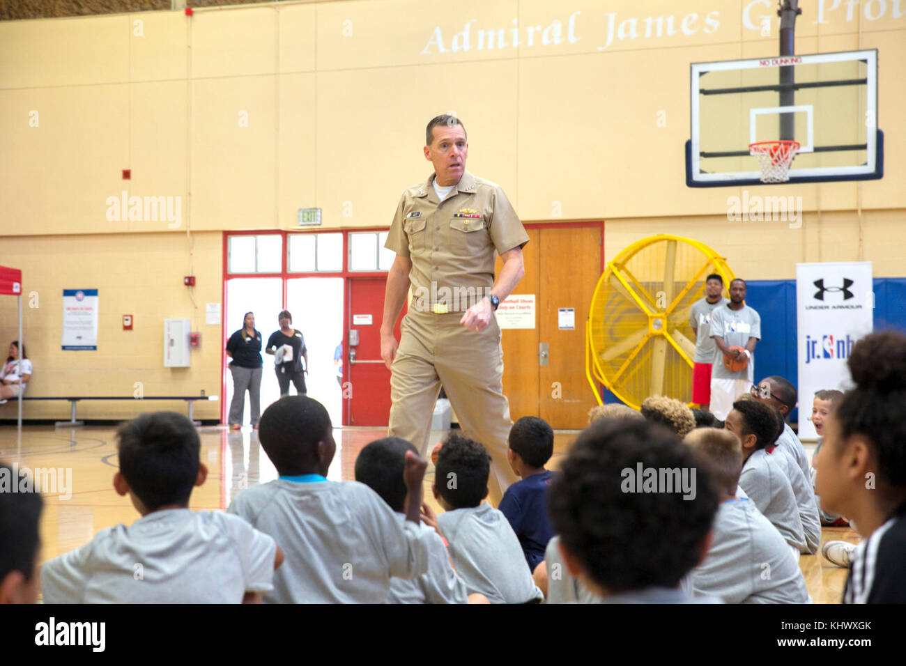 171111-N-RP435-021 SAN DIEGO (nov. 11, 2017) Vice-amiral. Dixon R. Smith, Sous-chef des opérations navales, de préparation et de logistique de la flotte militaire accueille les jeunes de la Junior Association nationale de basket-ball (Jr. NBA) Navy Tip-Off célébration. Le moral de la base navale de San Diego de bien-être et de loisirs (MWR) a accueilli l'événement à l'Admiral Prout Field House où la NBA Jr. a procédé à un camp de basket-ball pour les jeunes et une concurrence pour les troupes des cercles avec les joueurs de basket-ball professionnel Troy Murphy et Michael Cooper. La NBA Jr. travaille avec les militaires d'élargir son engagement et renforcer sa capacité Banque D'Images