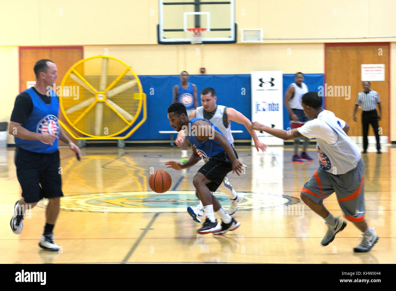 171111-N-RP435-118 SAN DIEGO (nov. 11, 2017) de marins de la base navale de San Diego la concurrence dans un cinq sur cinq au cours de la compétition de basket-ball junior National Basketball Association (Jr. NBA) Navy Tip-Off célébration. Le moral de la base navale de San Diego de bien-être et de loisirs (MWR) a accueilli l'événement à l'Admiral Prout Field House où la NBA Jr. a procédé à un camp de basket-ball pour les jeunes et un pour les troupes des cercles de la concurrence. Les joueurs de basket-ball professionnel Troy Murphy et Michael Cooper a entraîné les équipes dans le cadre de l'effort de NBA Jr. mentor personnel militaire et de la jeunesse. La NBA Jr. travaille avec les milit Banque D'Images