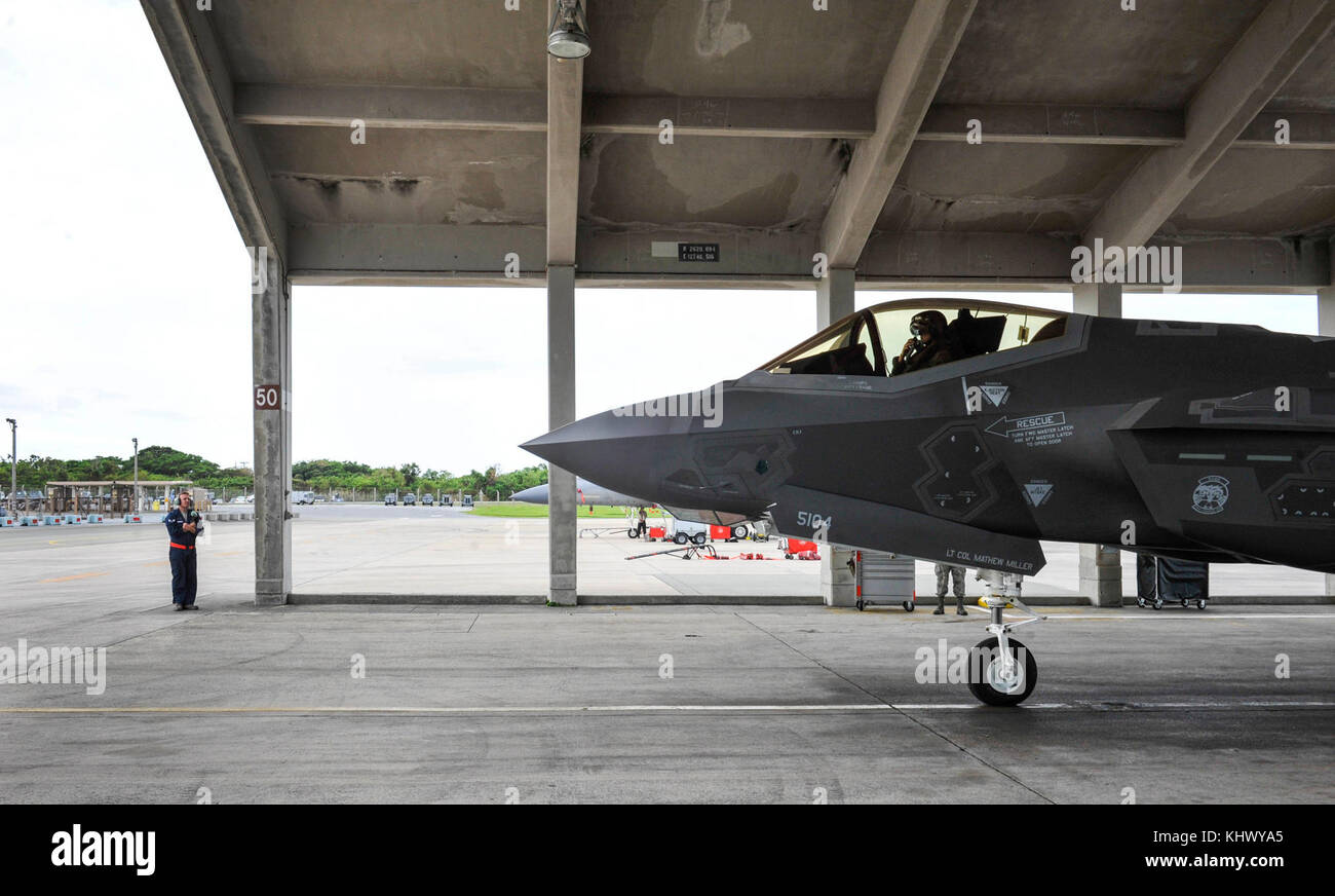 Un U.S. Air Force F-35A Lightning II à partir de la Hill Air Force Base, en Utah, en taxi pour le décollage à Kadena Air Base, Japon, le 16 novembre 2017. Le F-35A est arrivée chasseurs furtifs à Kadena AB dans le premier déploiement de la région Asie-Pacifique. (U.S. Air Force photo par Naoto Anazawa) Banque D'Images