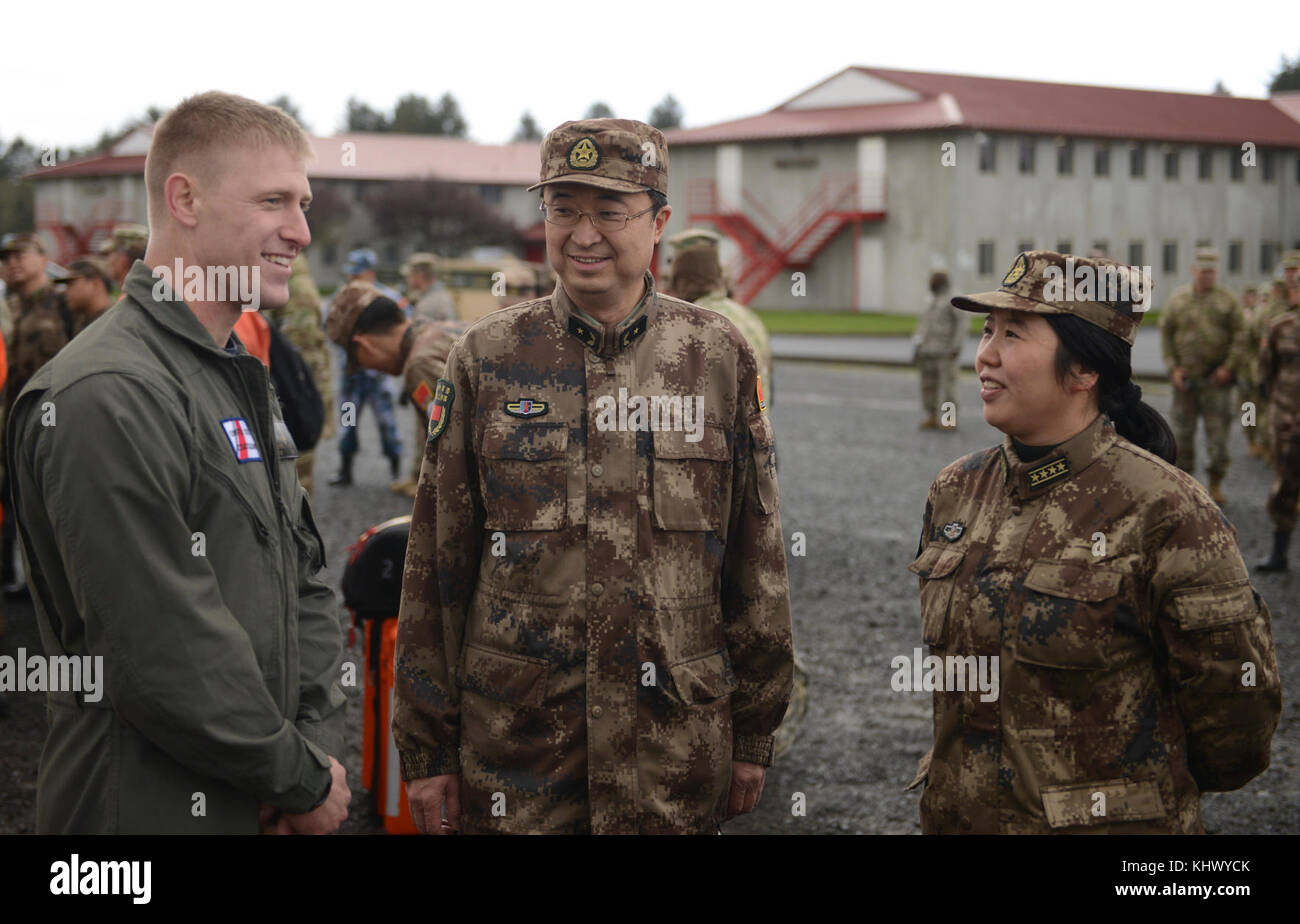 Maître de 3e classe Christopher Hale, un technicien de l'aviation de la Garde côtière canadienne à la survie du secteur de la rivière Columbia, s'entretient avec des représentants de la République populaire de Chine et de l'Armée de libération du peuple au cours de la gestion des catastrophes aux États-Unis/Chine Échange s'est déroulée au Camp Rilea situé dans la région de Warrenton, Ore., 16 novembre 2017. Au cours de l'échange, les participants de l'armée américaine de la Garde côtière et de la République populaire de la Chine a partagé des leçons sur l'aide humanitaire et secours en cas de catastrophe. U.S. Coast Guard photo de Maître de 1re classe Levi Lire. Banque D'Images