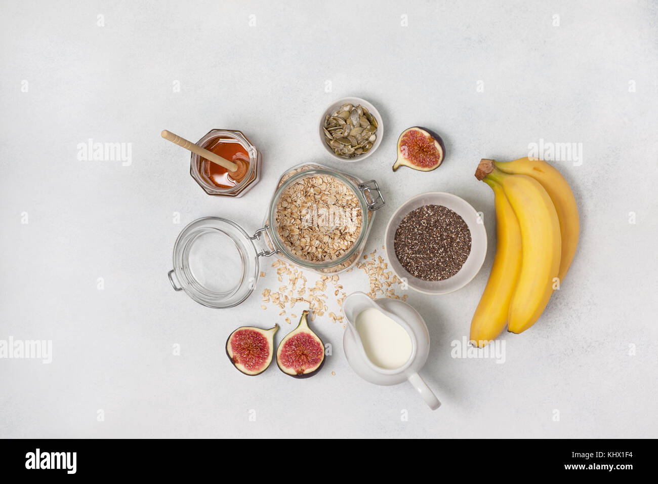 Ingrédients pour petit-déjeuner : avoine, lait, figues, bananes, graines de potiron. Vue de dessus Banque D'Images