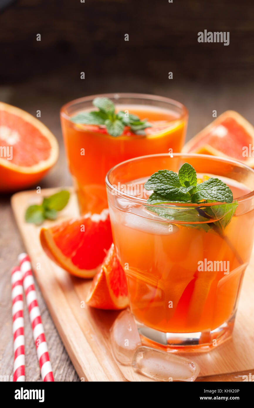 Cocktail de pamplemousse avec de la glace, menthe en verres en verre sur un fond de bois Banque D'Images