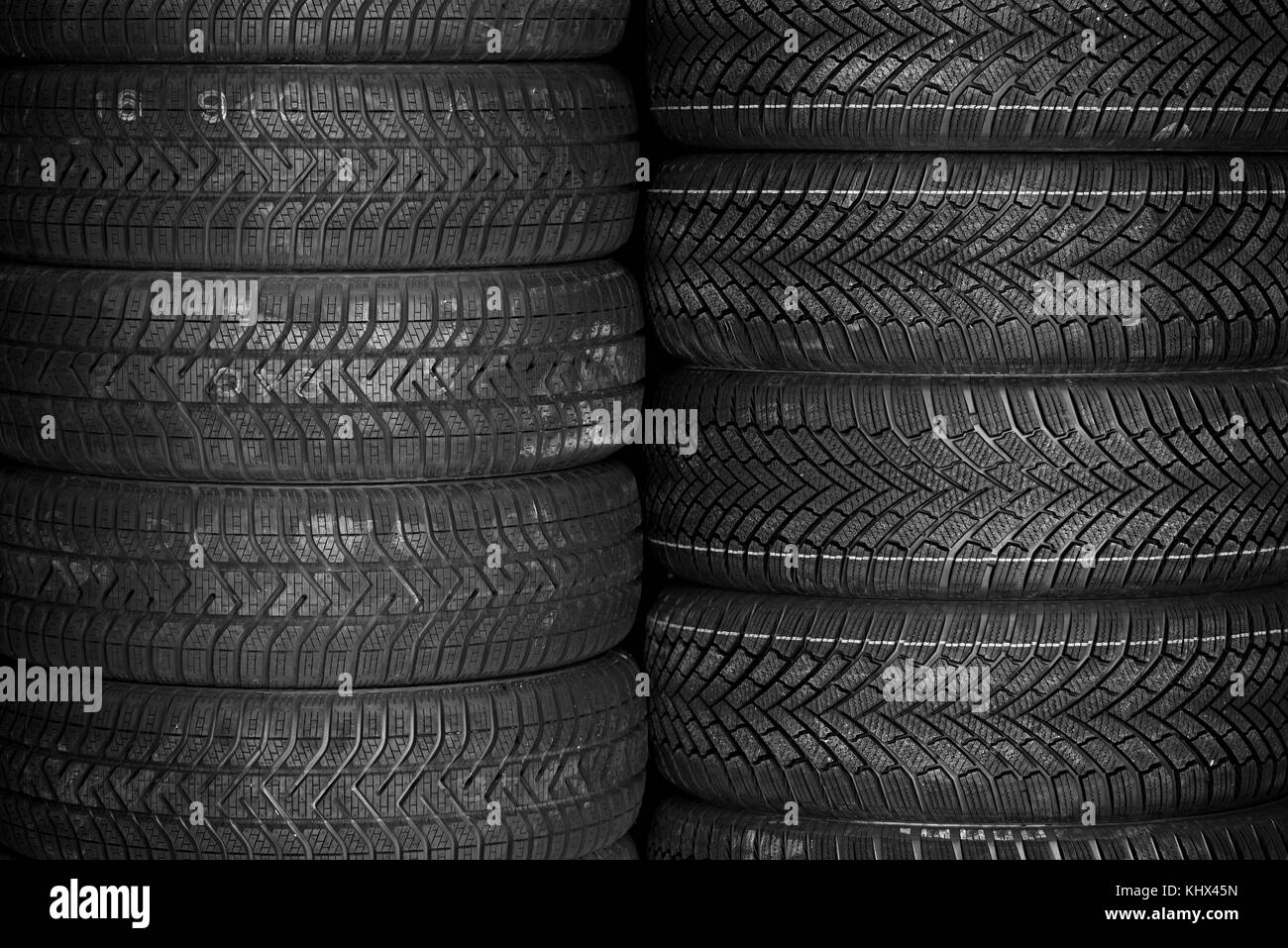 Pneus pour vendre à un magasin de pneus - des piles de pneus Banque D'Images