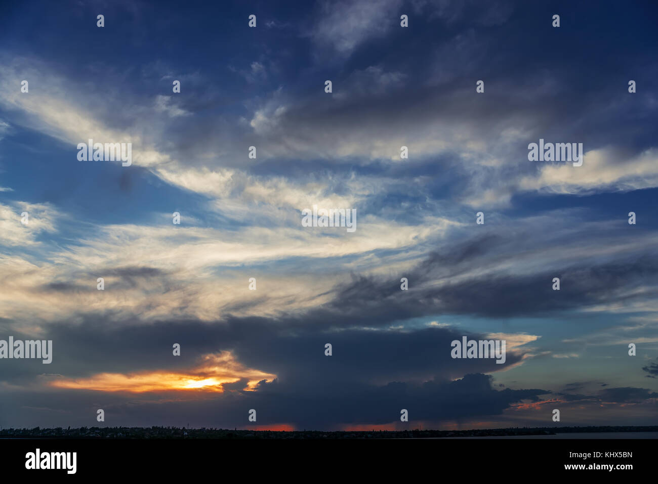 Ciel dramatique au coucher du soleil, des nuages bas Banque D'Images