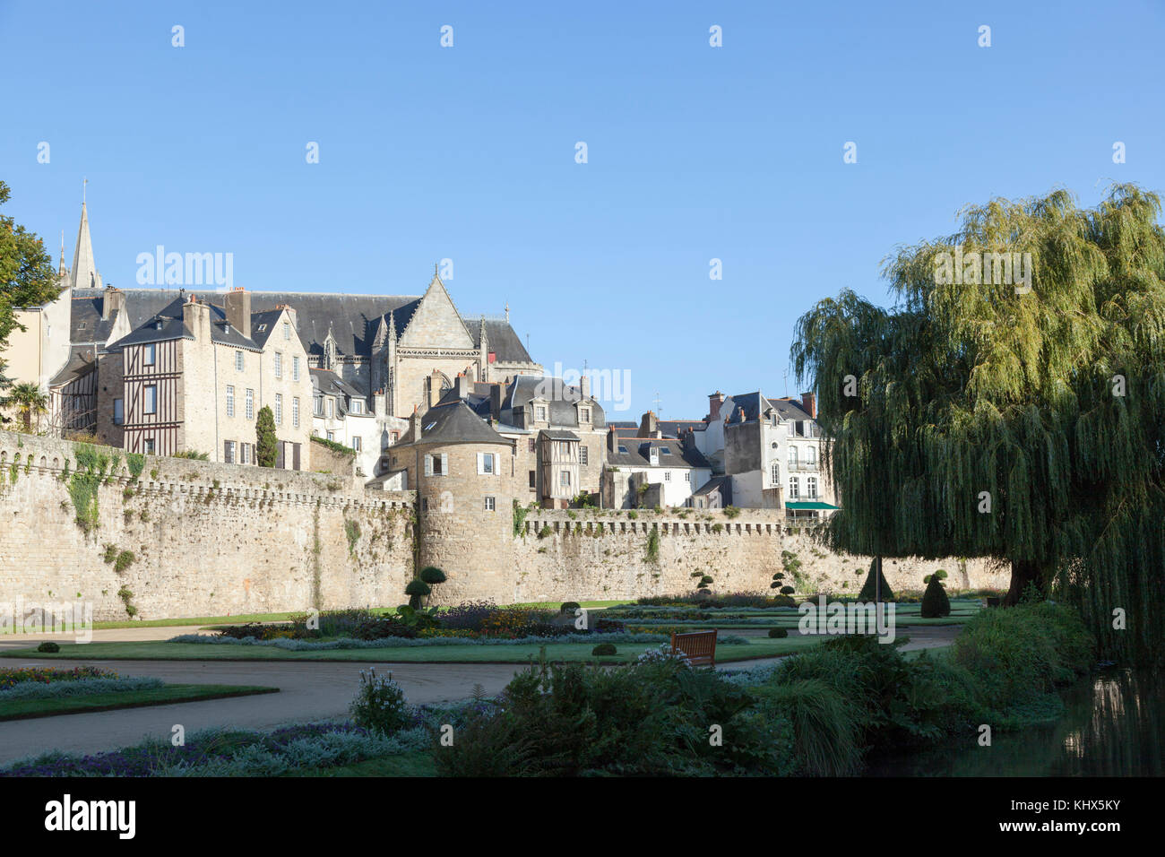 Les remparts de vannes au niveau de dessin avec la tour poudrière (Bretagne - France). Banque D'Images