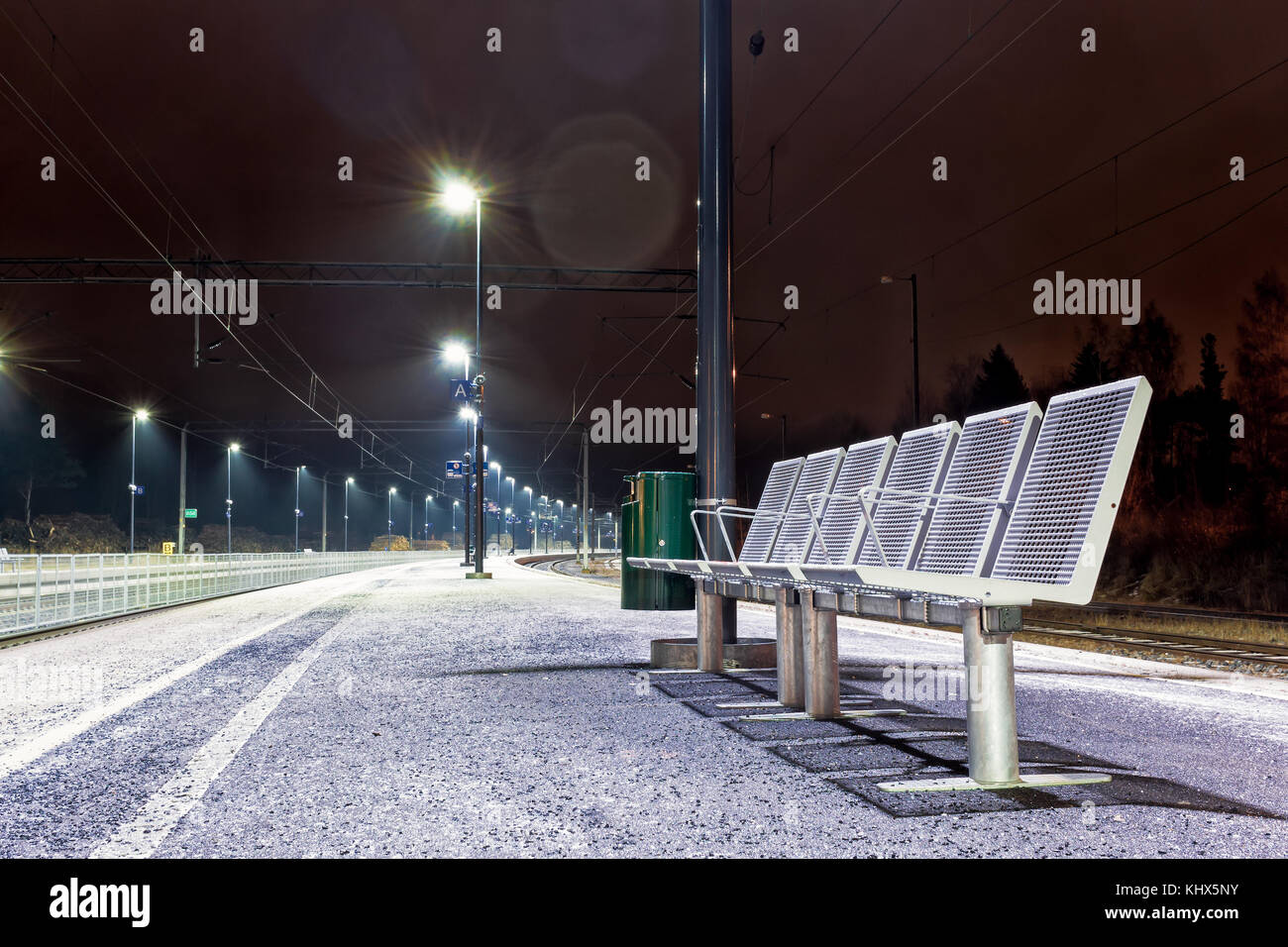 Six sièges vides à la gare d'une petite ville dans le nord de la Finlande sur une nuit d'hiver. Banque D'Images