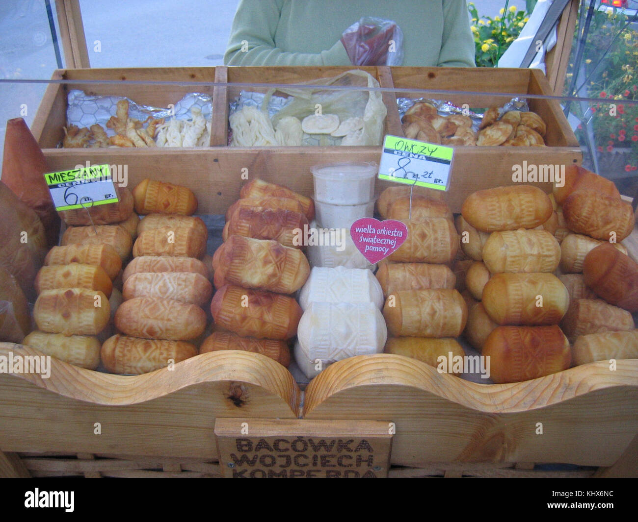L'Oscypek est un fromage fumé polonais traditionnel fabriqué à partir de lait de brebis, communément associé à la région des Tatras. Il est protégé par la loi en Pologne et connu pour sa saveur et sa forme distinctives. Banque D'Images