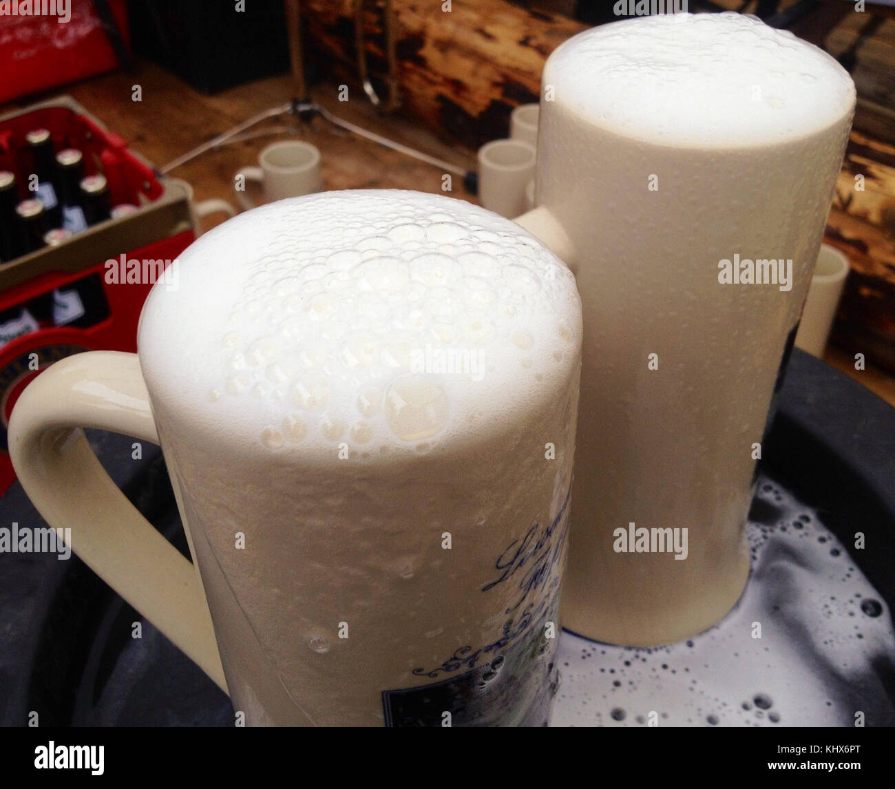 Deux tasses humpen bavaroises d'un litre remplies de bière. Banque D'Images