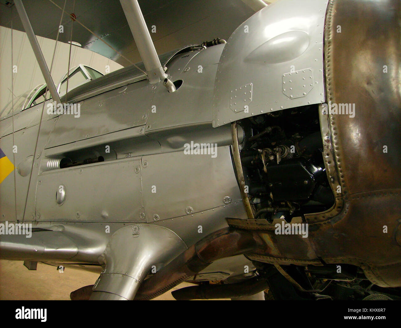 Le Gloster Gladiator était un biplan britannique utilisé à la fin des années 1930 et au début des années 1940, connu pour son agilité et sa vitesse. Le canon monté sur le fuselage était un élément essentiel de l'armement de l'avion, utilisé lors des missions de combat. Le Gladiator a été largement déployé dans divers théâtres de la seconde Guerre mondiale et a joué un rôle important dans le combat aérien. Banque D'Images