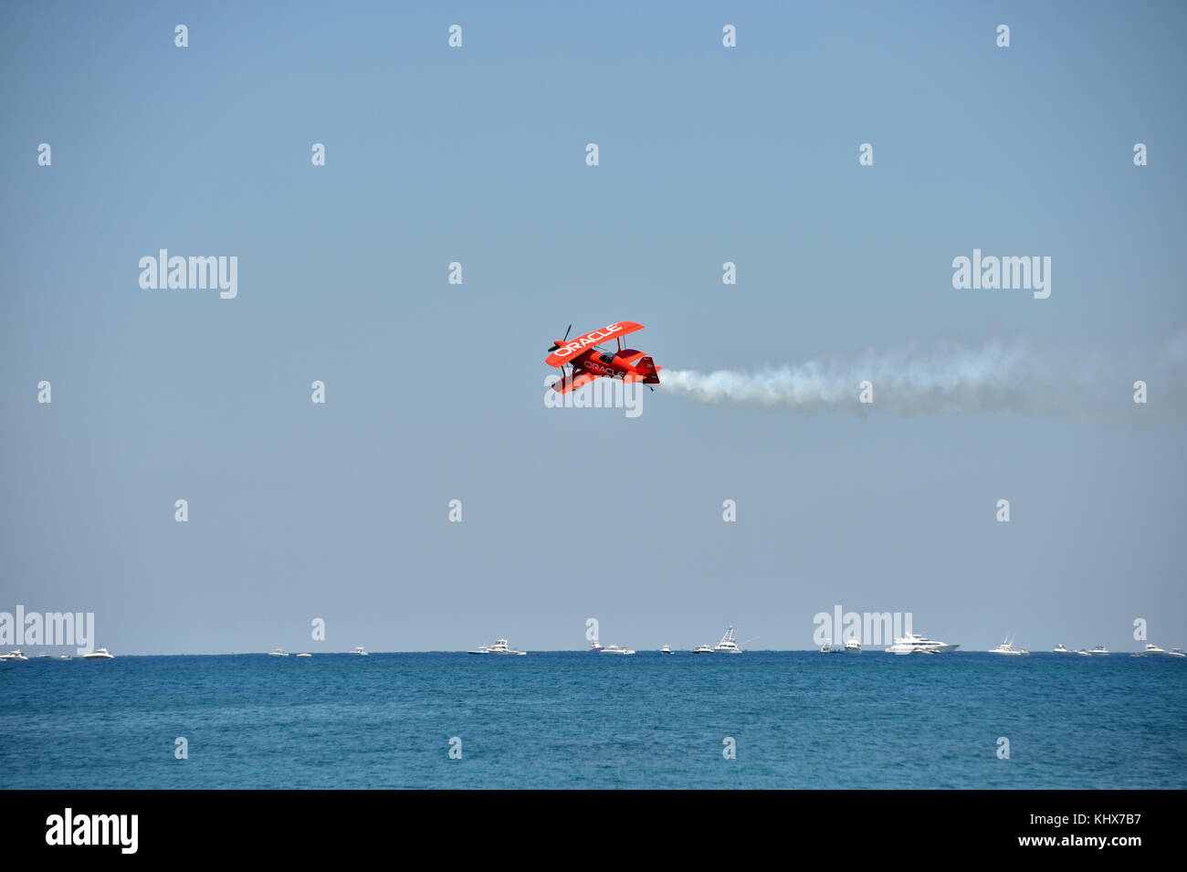 FORT LAUDERDALE, FL - 06 MAI : Sean D. Tucker, Team Oracle, se produit au Ford Lauderdale Air Show le 6 mai 2017 à fort Lauderdale, Floride personnes : Sean D. Tucker, Team Oracle Banque D'Images