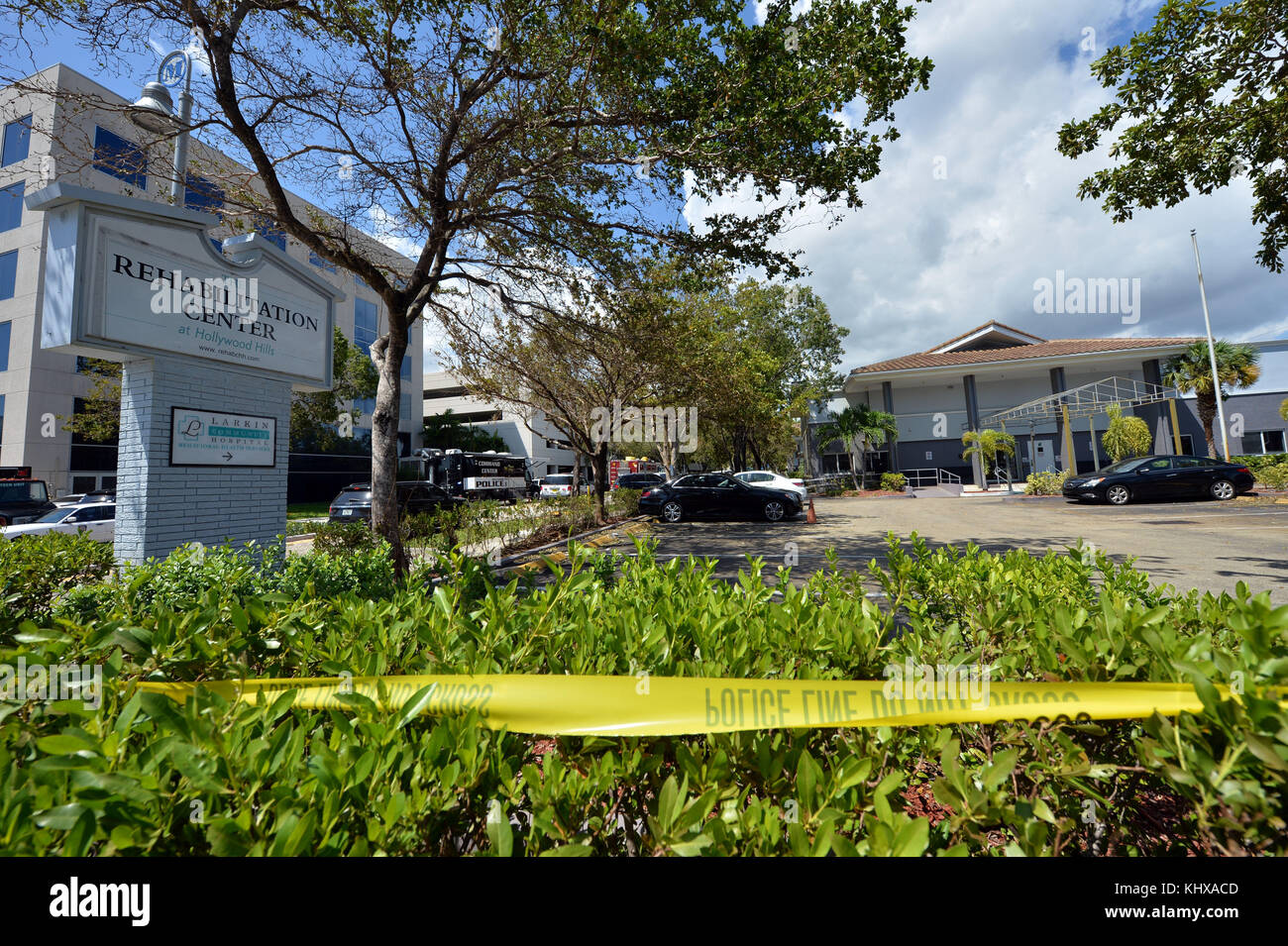 MIAMI BEACH, FL - 12 SEPTEMBRE : (COUVERTURE EXCLUSIVE) le centre de réhabilitation de Hollywood Hills, a confirmé qu'il avait eu une panne de courant prolongée au transformateur qui alimentait le système de climatisation de l'installation à la suite de l'ouragan extrême de catégorie 5 Irma . "Trois sont morts à la maison de retraite, et trois autres sont morts après avoir été transportés dans les installations du Memorial Healthcare System, les responsables de la ville ont déclaré le 13 septembre 2017 à Hollywood, Floride des gens: Banque D'Images