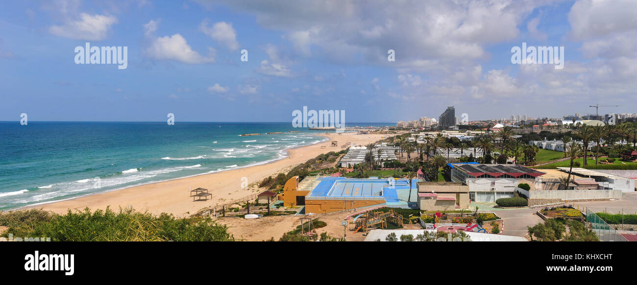 Front de Mer et plage, sur une journée ensoleillée à Ashkelon, Israël Banque D'Images