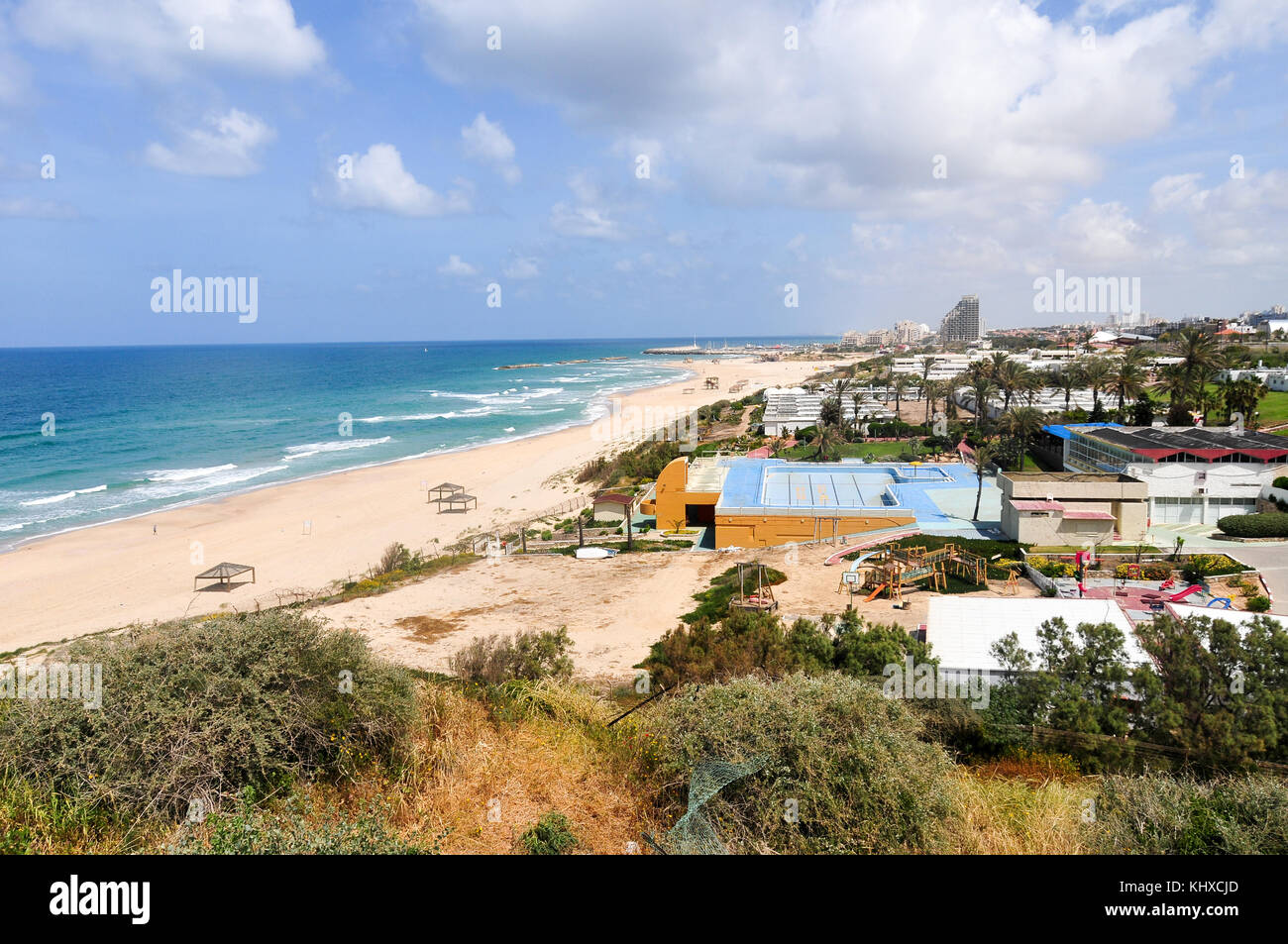 Front de Mer et plage, sur une journée ensoleillée à Ashkelon, Israël Banque D'Images