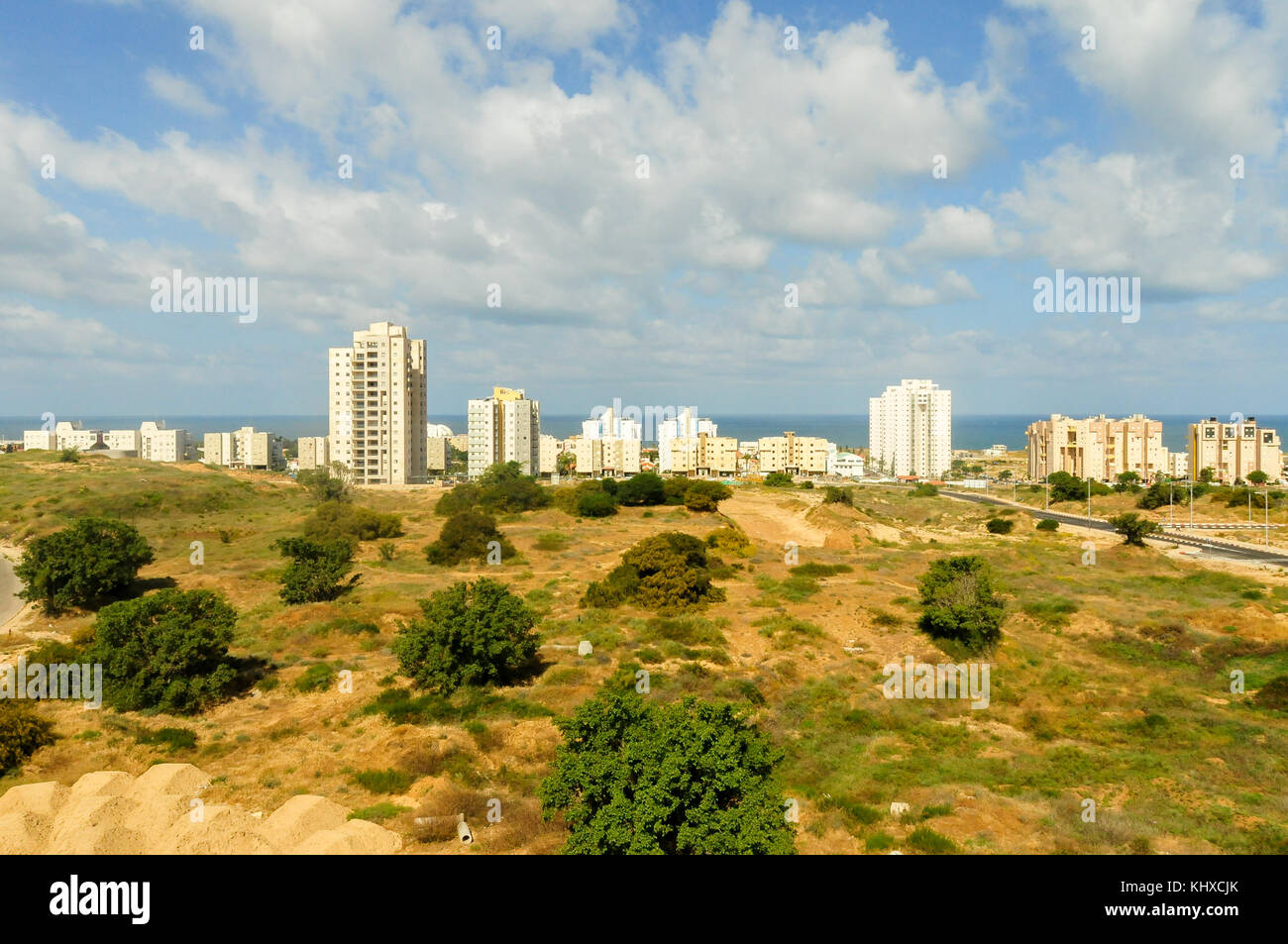Front de Mer et plage, sur une journée ensoleillée à Ashkelon, Israël Banque D'Images
