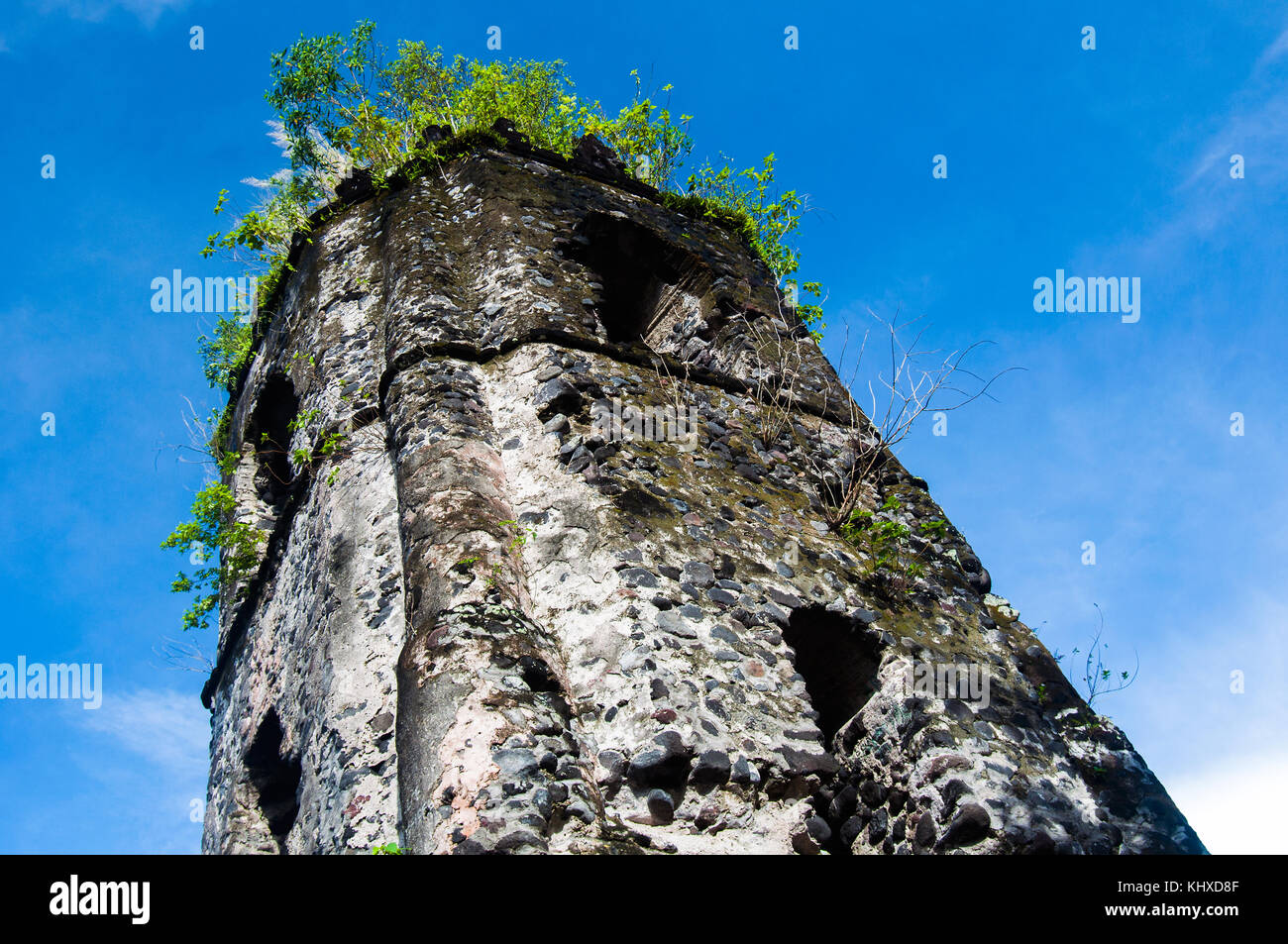 La tour du clocher, les ruines de Cagsawa, Daraga, dans la province d'Albay, Bicol, Philippines Banque D'Images