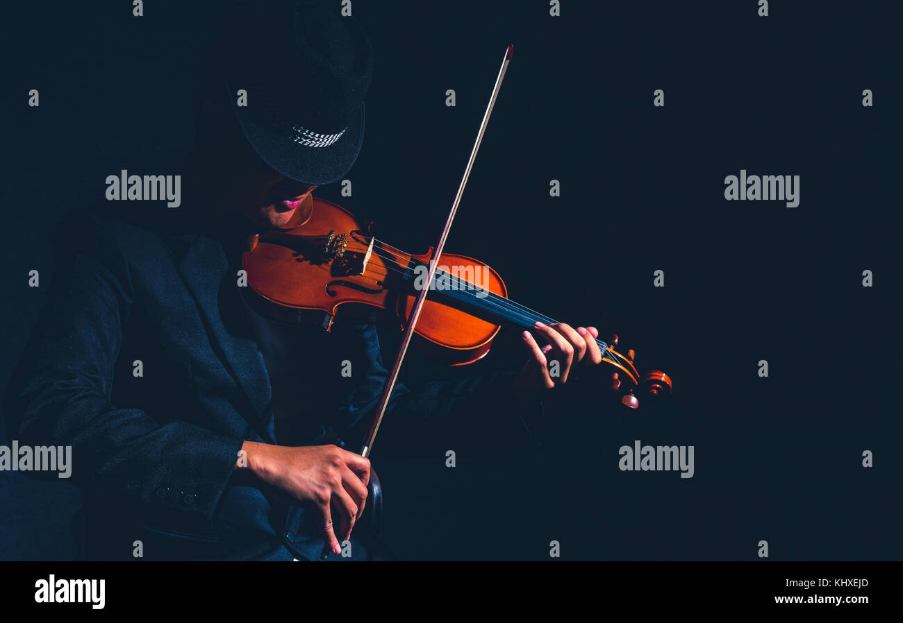 Joueur de violon en studio, concept musical Banque D'Images