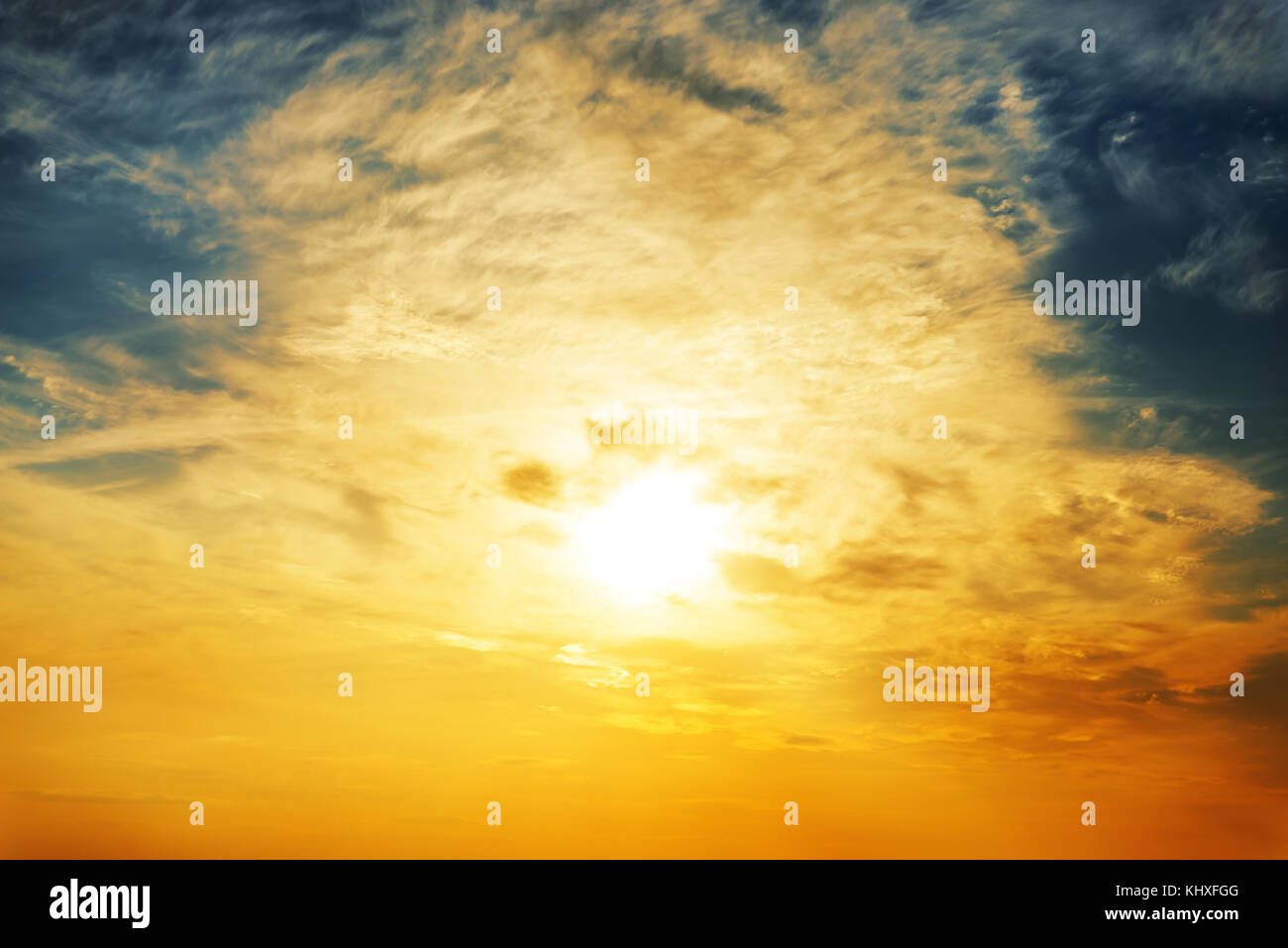 Soleil et nuages orange au coucher du soleil Banque D'Images