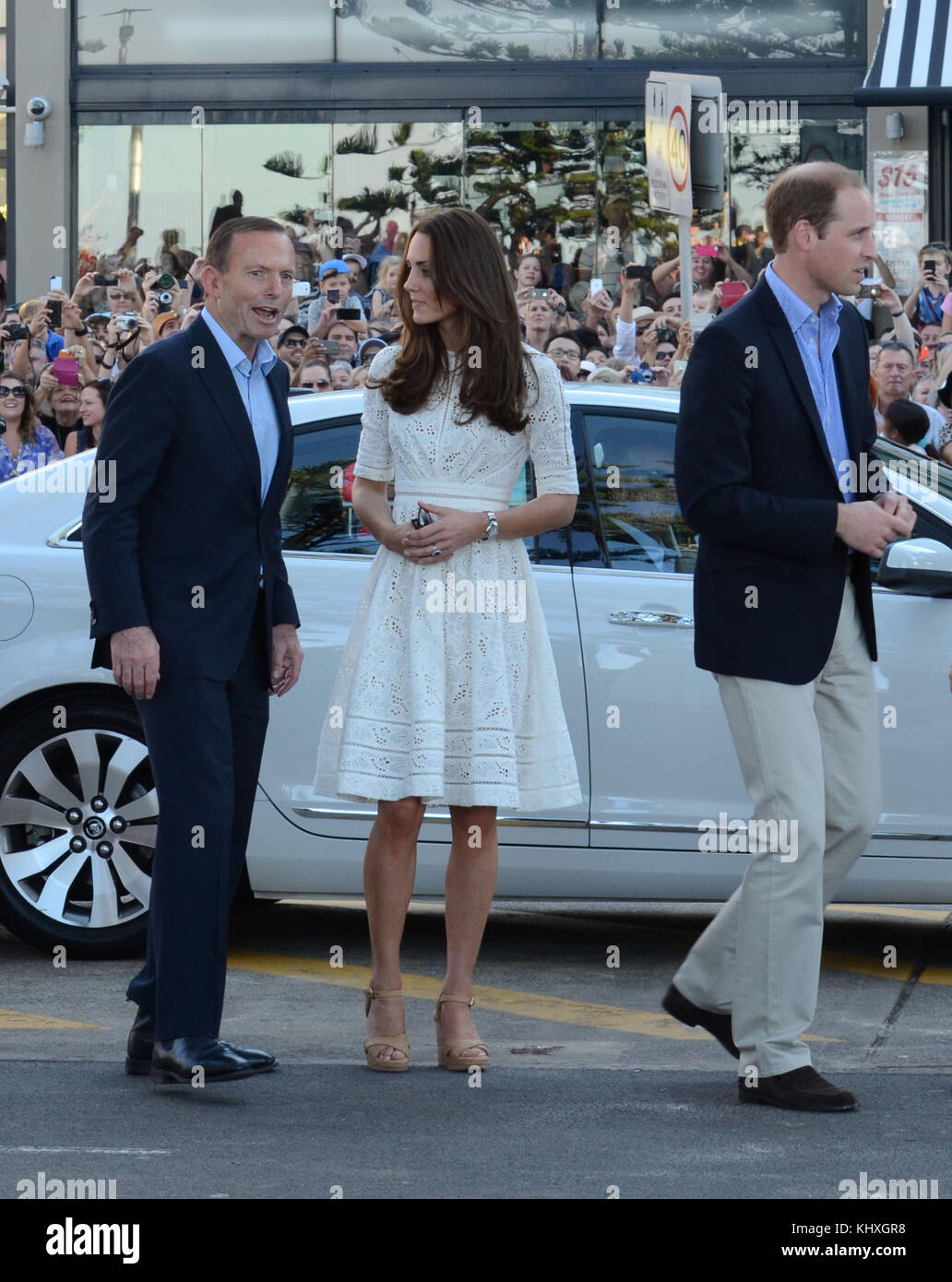 SYDNEY, AUSTRALIE - 18 AVRIL : Catherine, duchesse de Cambridge et Prince William, duc de Cambridge, se rendent sur Manly Beach aux côtés du Premier ministre australien Tony Abbott le 18 avril 2014 à Sydney, en Australie. Le duc et la duchesse de Cambridge font une tournée de trois semaines en Australie et en Nouvelle-Zélande, le premier voyage officiel à l'étranger avec leur fils, le Prince George de Cambridge People: Le Prince William, le duc de Cambridge et Catherine, la duchesse de Cambridge transmission Ref: Le MNCAU1 doit appeler si Michael Storms Media Group Inc. Est intéressé 305-632-3400 - Cell 305-513-5783 - Fax Mik Banque D'Images