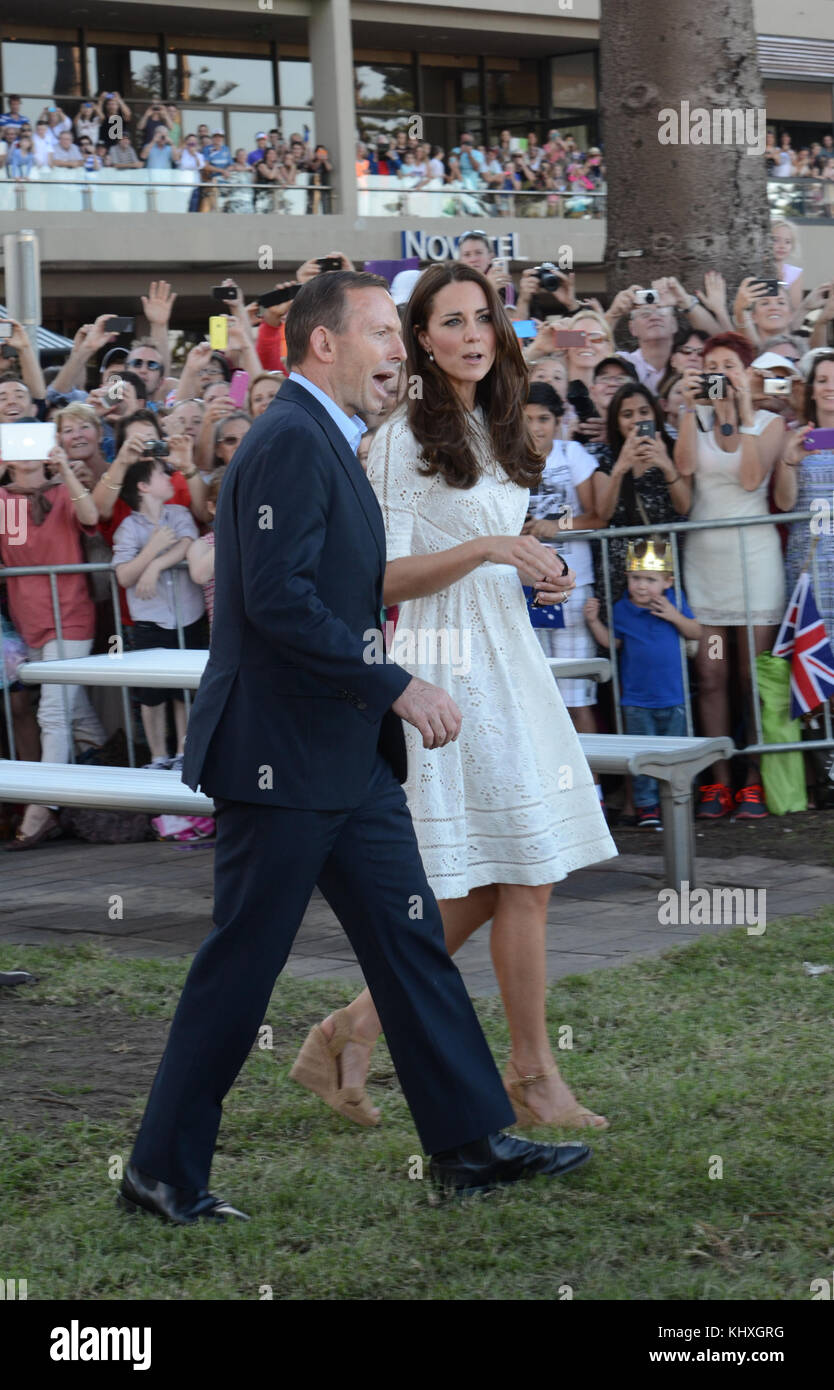 SYDNEY, AUSTRALIE - 18 AVRIL : Catherine, duchesse de Cambridge et Prince William, duc de Cambridge, se rendent sur Manly Beach aux côtés du Premier ministre australien Tony Abbott le 18 avril 2014 à Sydney, en Australie. Le duc et la duchesse de Cambridge font une tournée de trois semaines en Australie et en Nouvelle-Zélande, le premier voyage officiel à l'étranger avec leur fils, le Prince George de Cambridge People: Le Prince William, le duc de Cambridge et Catherine, la duchesse de Cambridge transmission Ref: Le MNCAU1 doit appeler si Michael Storms Media Group Inc. Est intéressé 305-632-3400 - Cell 305-513-5783 - Fax Mik Banque D'Images