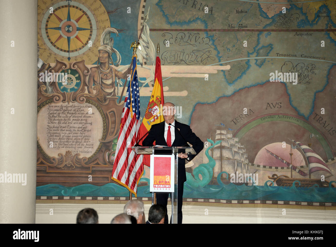 MIAMI, FL - 18 NOVEMBRE : le Prince Felipe d'Espagne et la princesse Letizia d'Espagne présentent le prix du 500 e anniversaire Juan Ponce de Leon au Dr Eduardo J. Padron à la Tour historique nationale de liberté du Miami Dade College (MDC) le 18 novembre 2013 à Miami, en Floride. Personnes: GOV. Rick Scott Banque D'Images