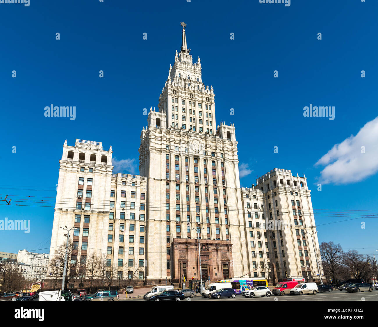 Moscou, Russie - 04 avril 2016. Gratte-ciel Staline sur la place de Krasnie Vorota Banque D'Images